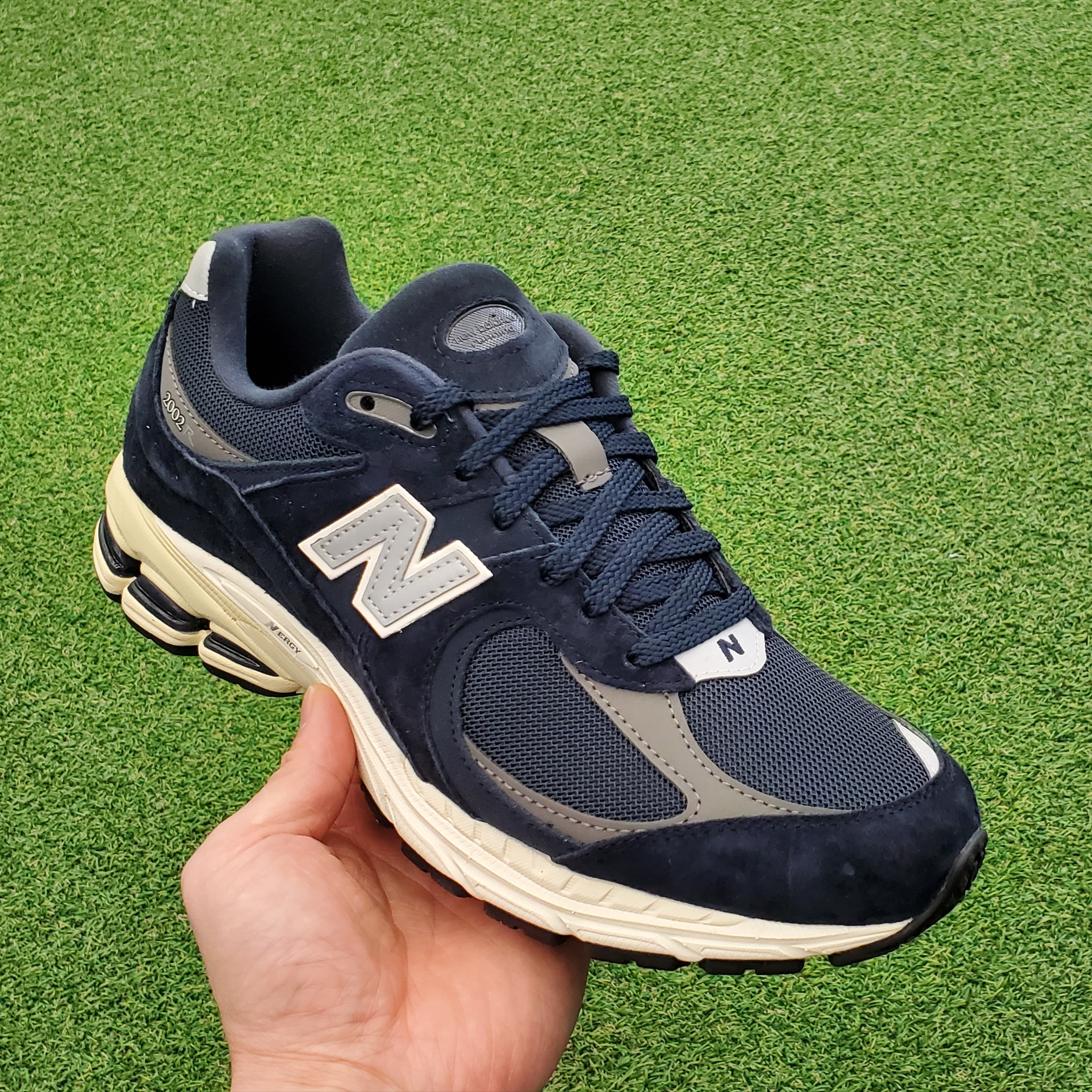 New Balance 2002R Eclipse Castlerock 착용 스타일 - 2