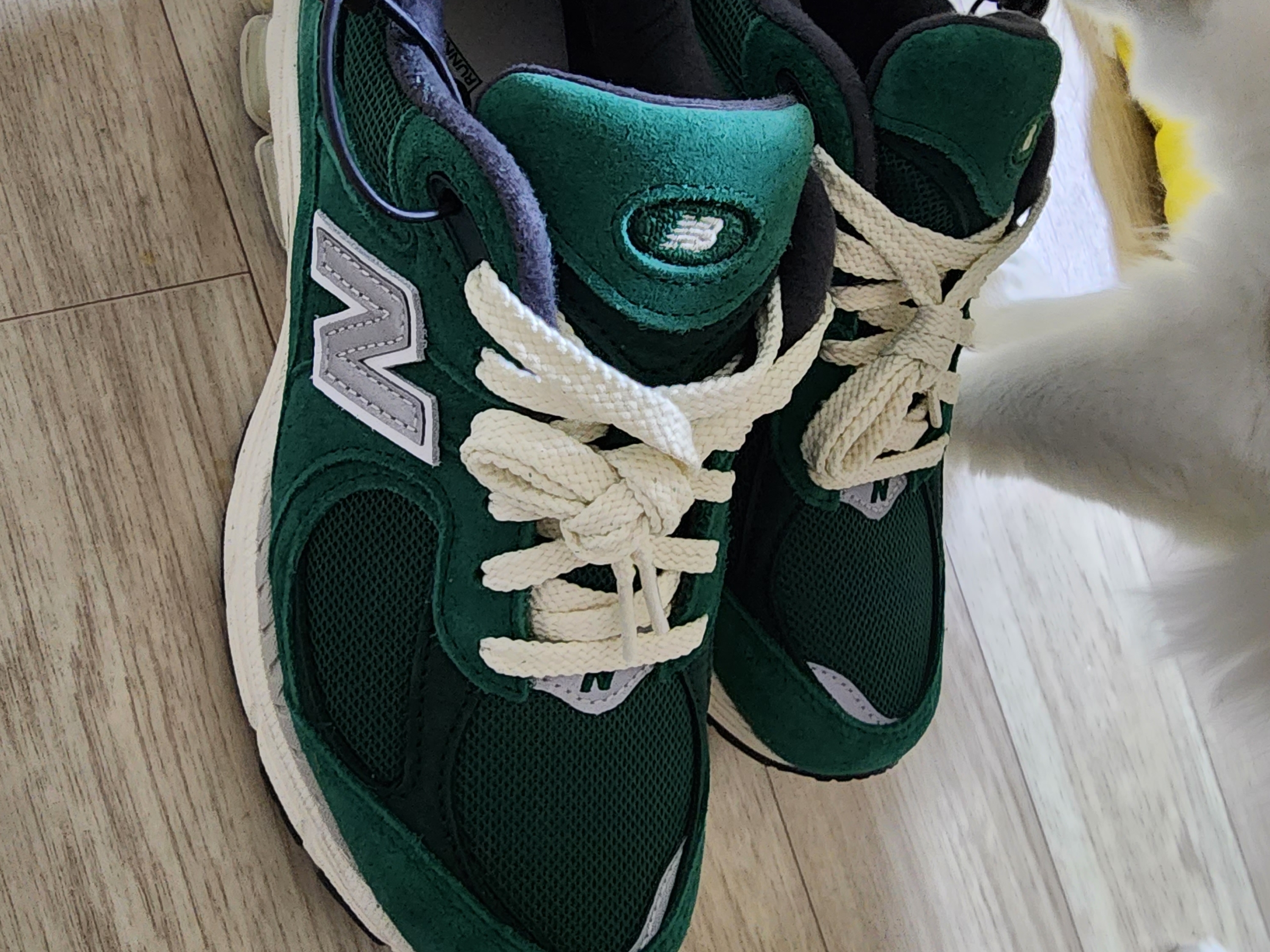New Balance 2002R Nightwatch Green 착용 스타일