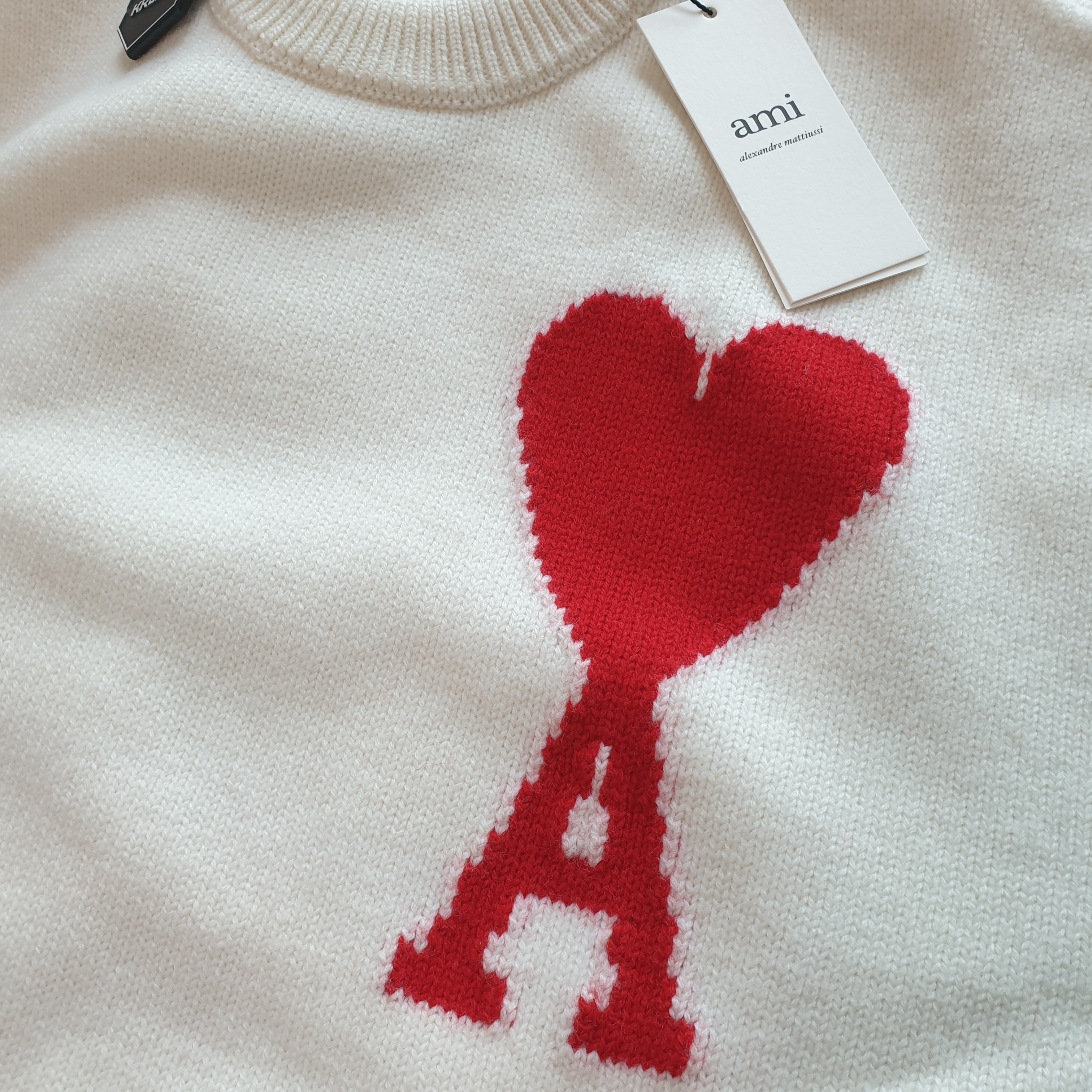 AMI de Coeur Oversize Intarsia Sweater Off White Red 착용 스타일