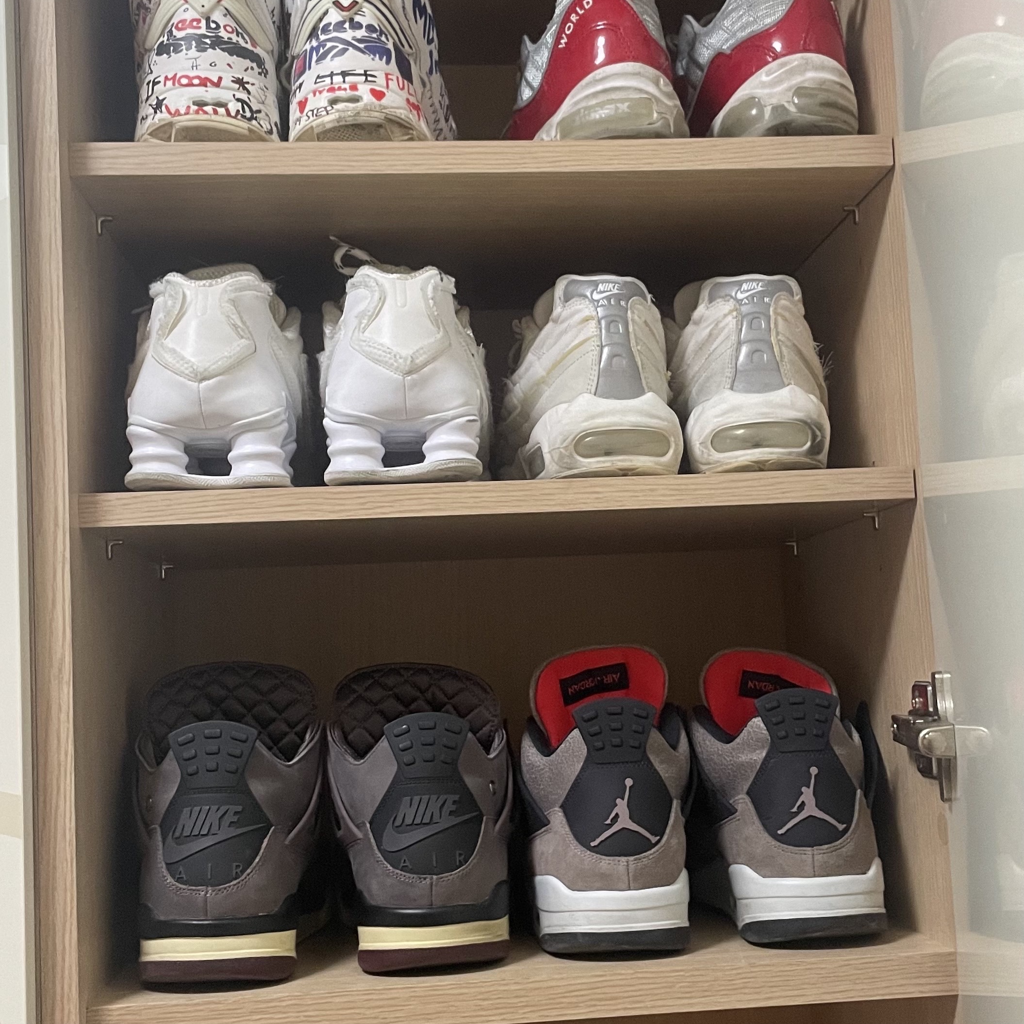 Jordan 1 x Travis Scott Retro Low OG SP Sail and Ridgerock, Jordan 1 x Travis Scott Retro Low OG SP Black Phantom 착용 스타일 - 5