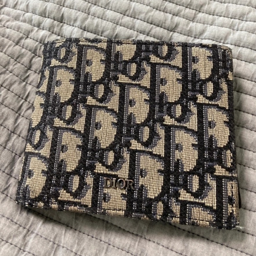 Dior Compact Wallet Beige & Black Dior Oblique Jacquard 착용 스타일