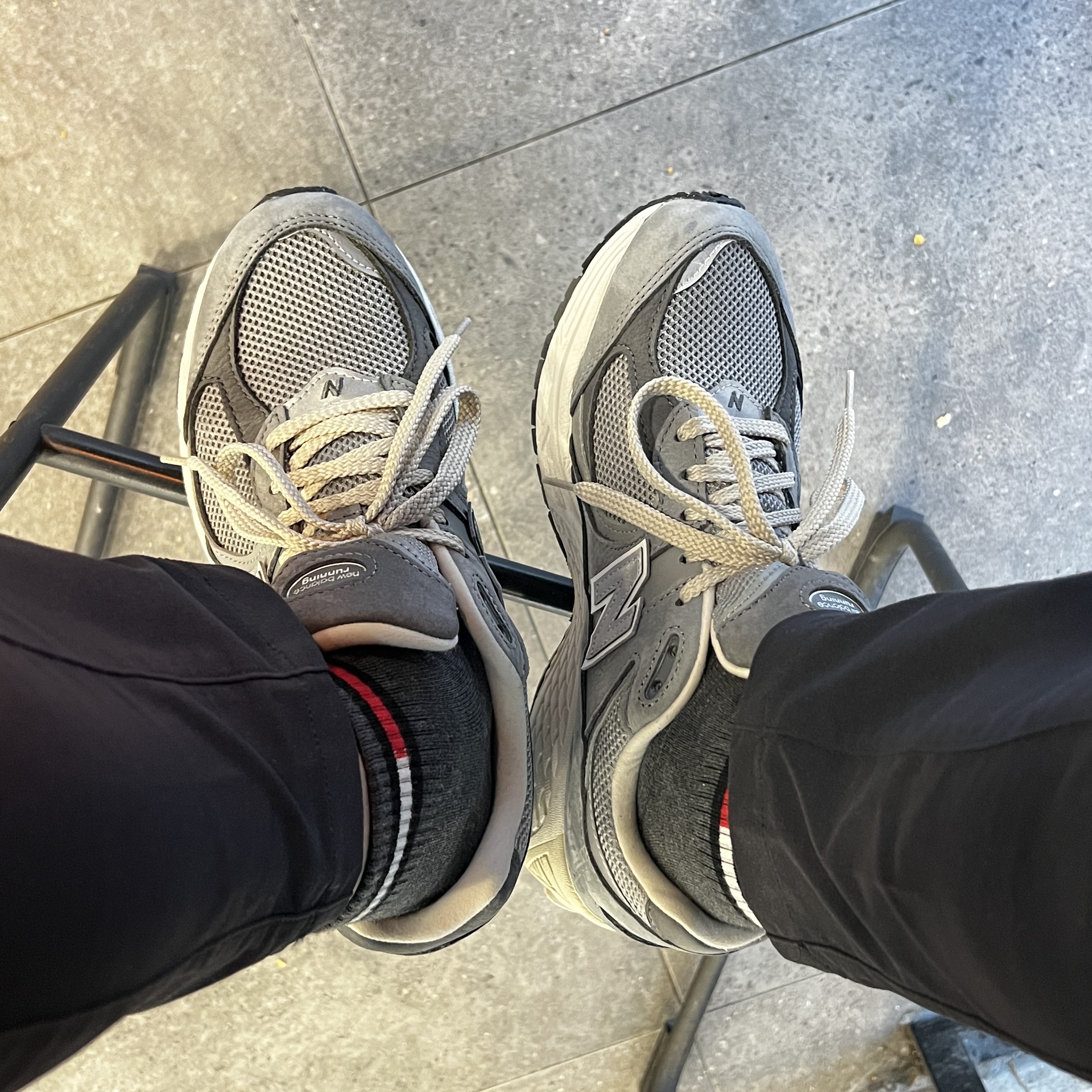 New Balance 2002R Premium Vintage Grey 착용 스타일