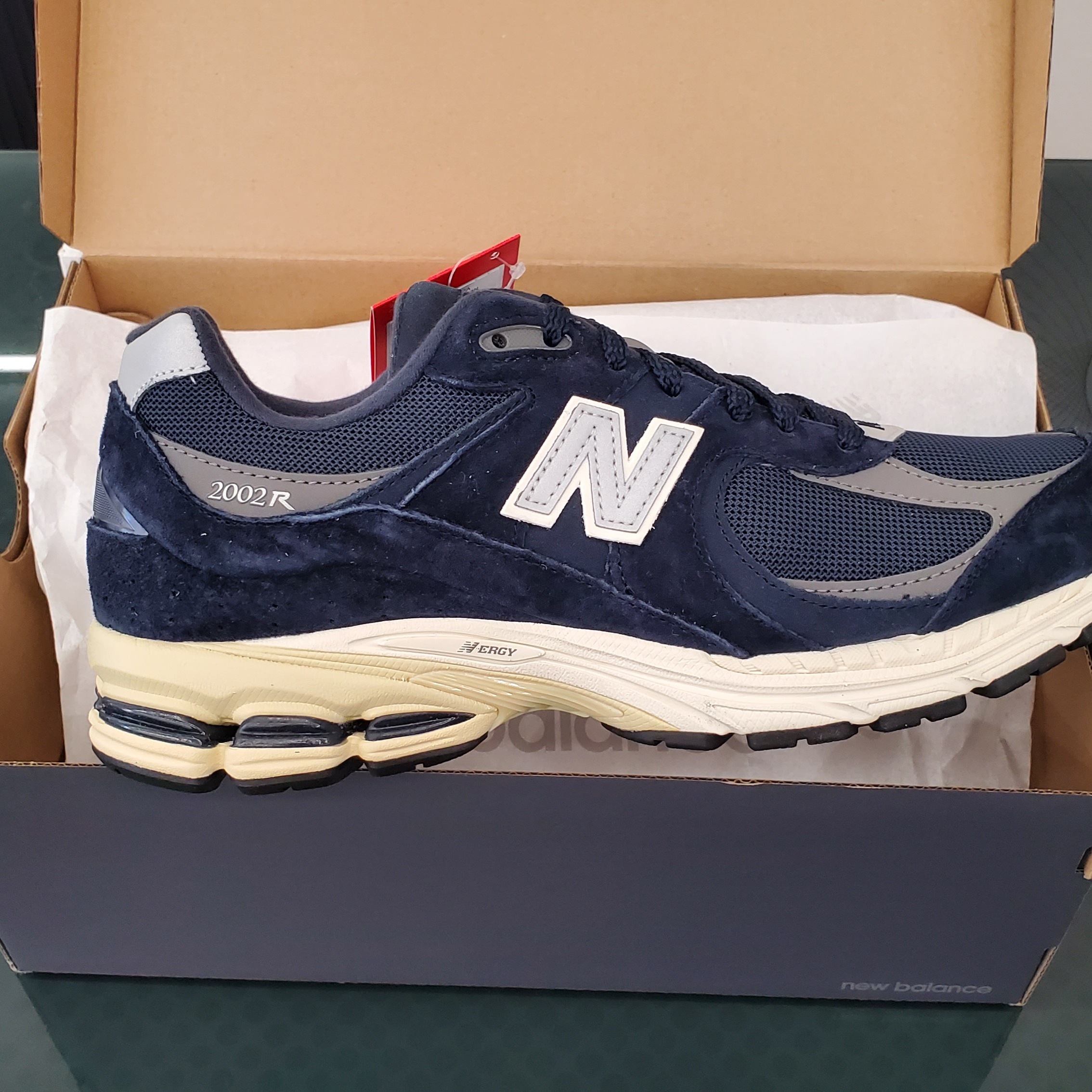 New Balance 2002R Eclipse Castlerock 착용 스타일 - 1
