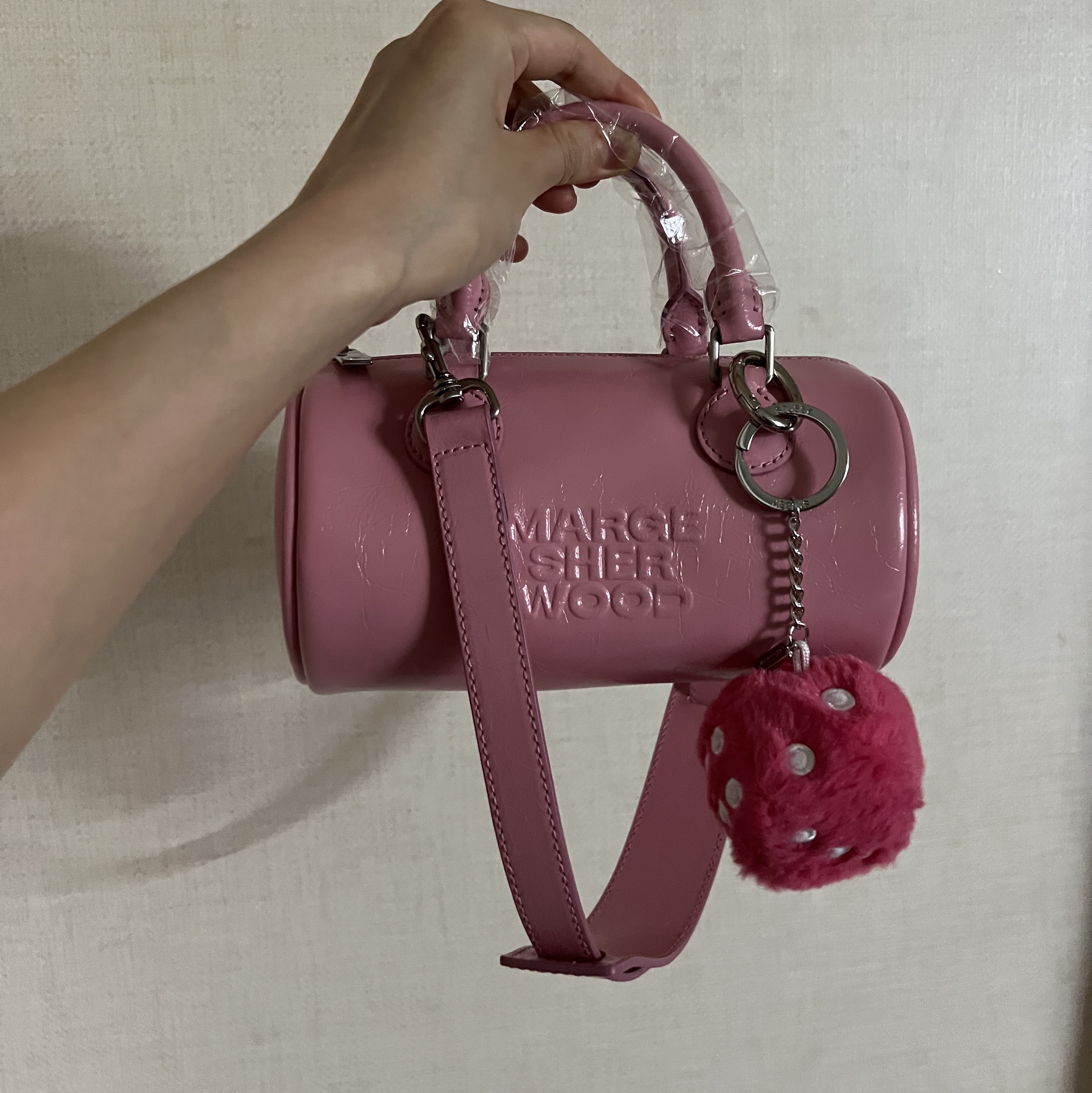 Stussy Fuzzy Dice Keychain Pink 착용 스타일