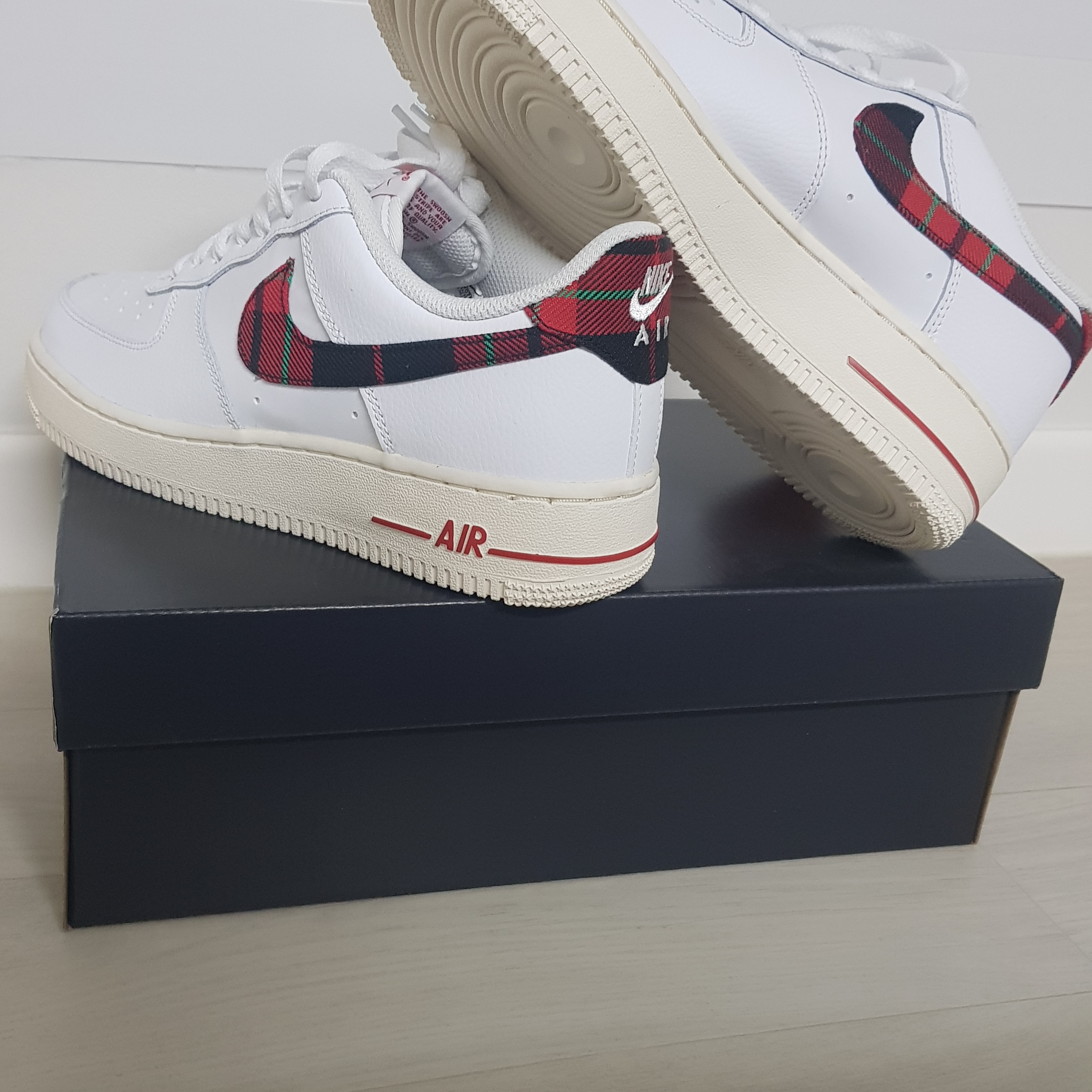 Nike Air Force 1 Low University Red Stadium Green 착용 스타일