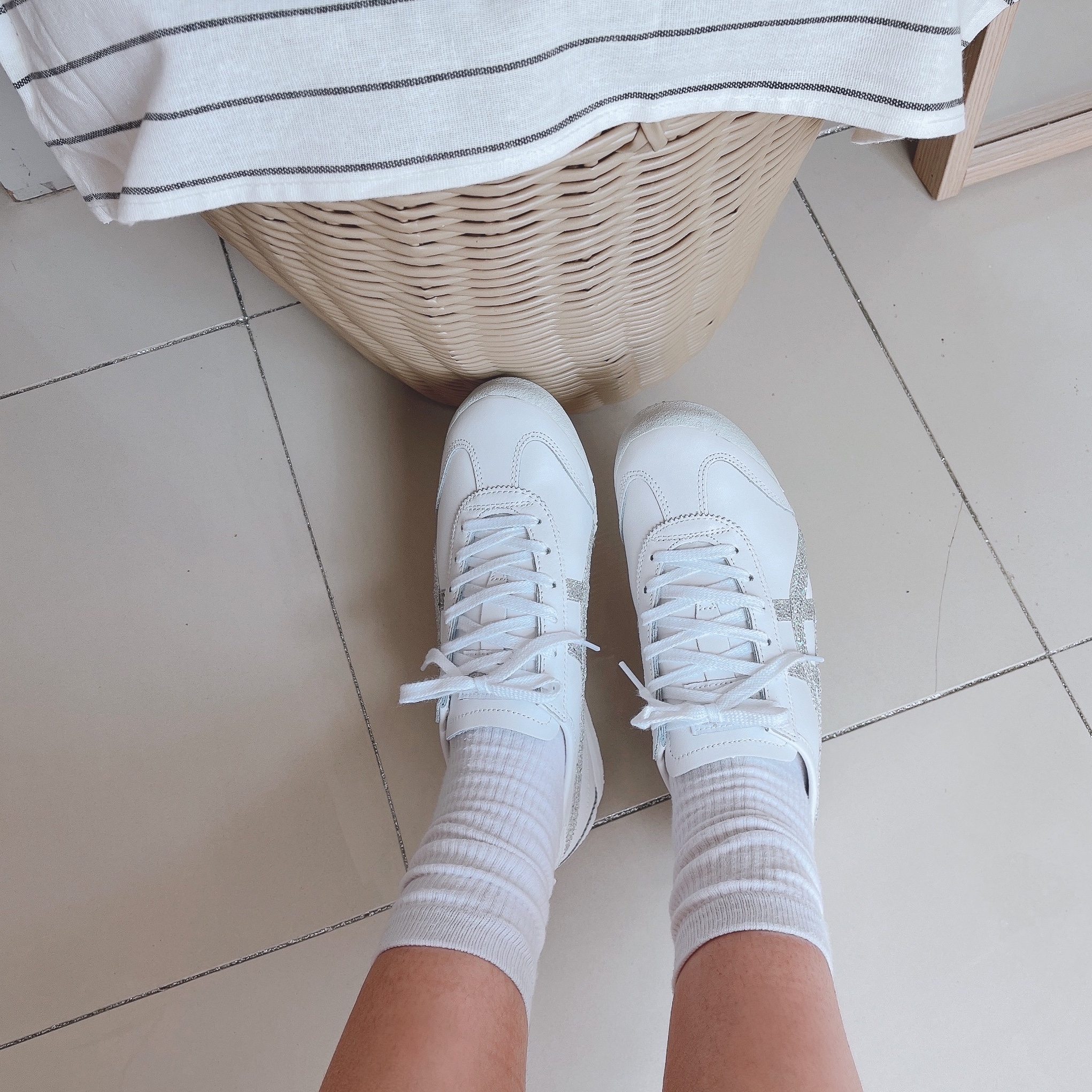 (W) Onitsuka Tiger Mexico 66 White Silver 착용 스타일