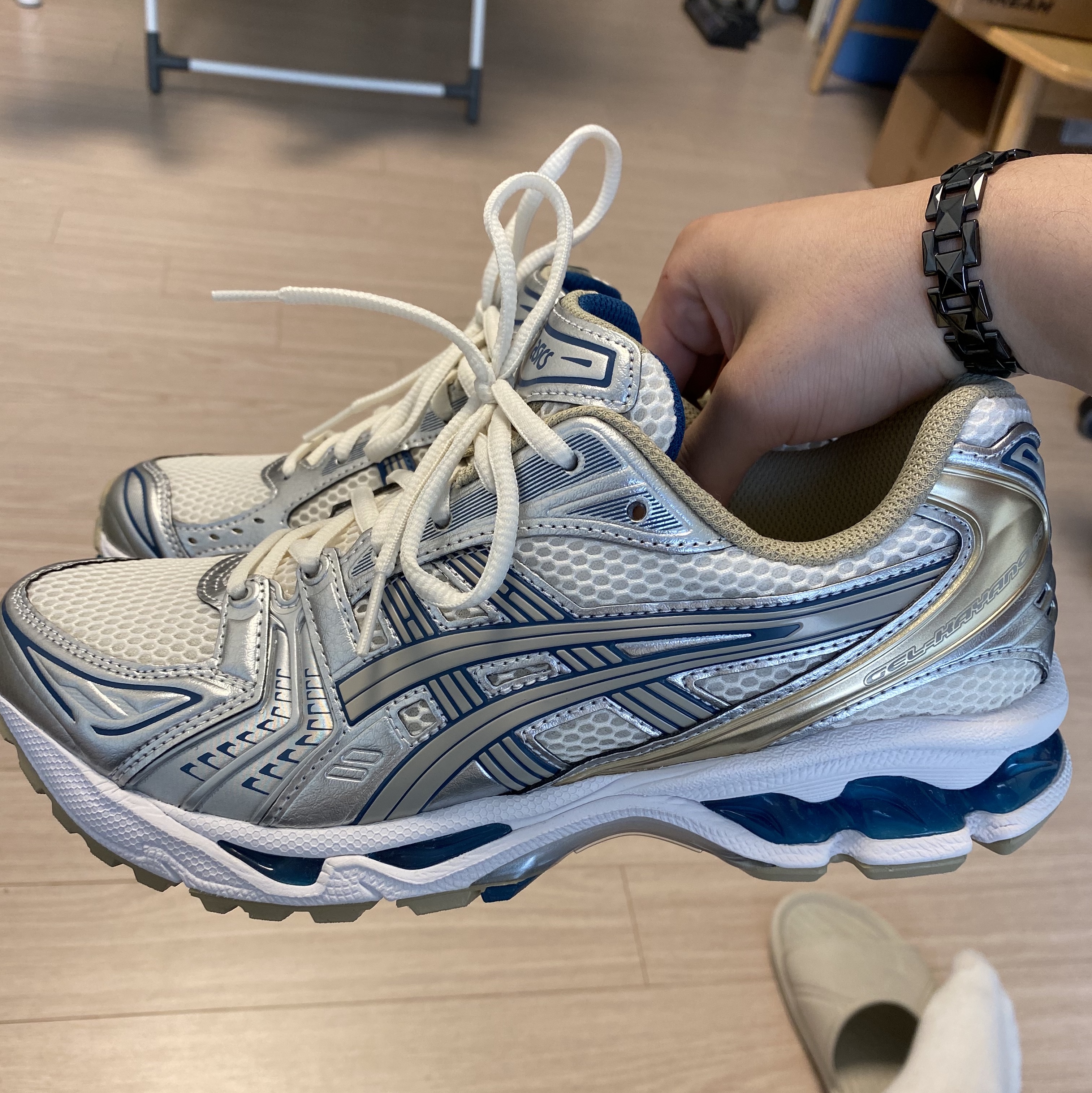 Asics Gel-Kayano 14 Cream Pure Silver 착용 스타일 - 3
