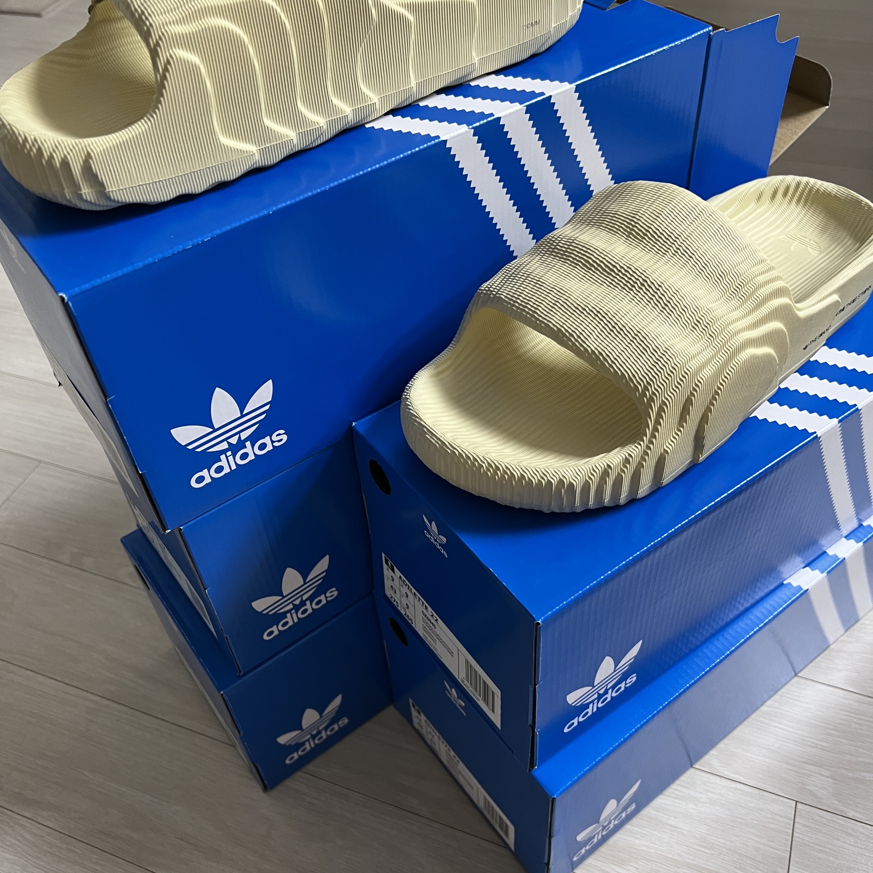 Adidas Adilette 22 Desert Sand 착용 스타일 - 3