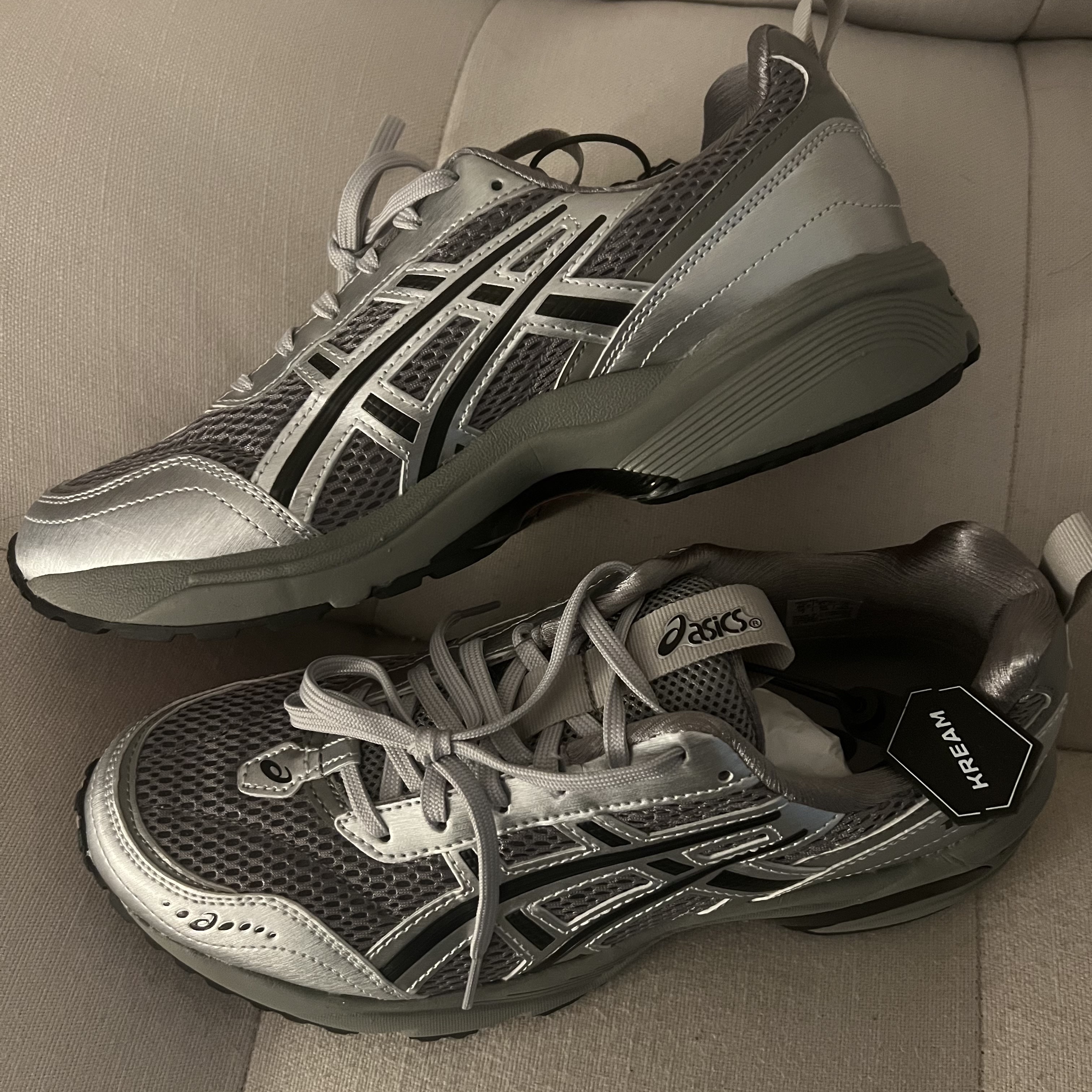 Asics x Freja Wewer Gel-1090 V2 Clay Grey Pure Silver 착용 스타일