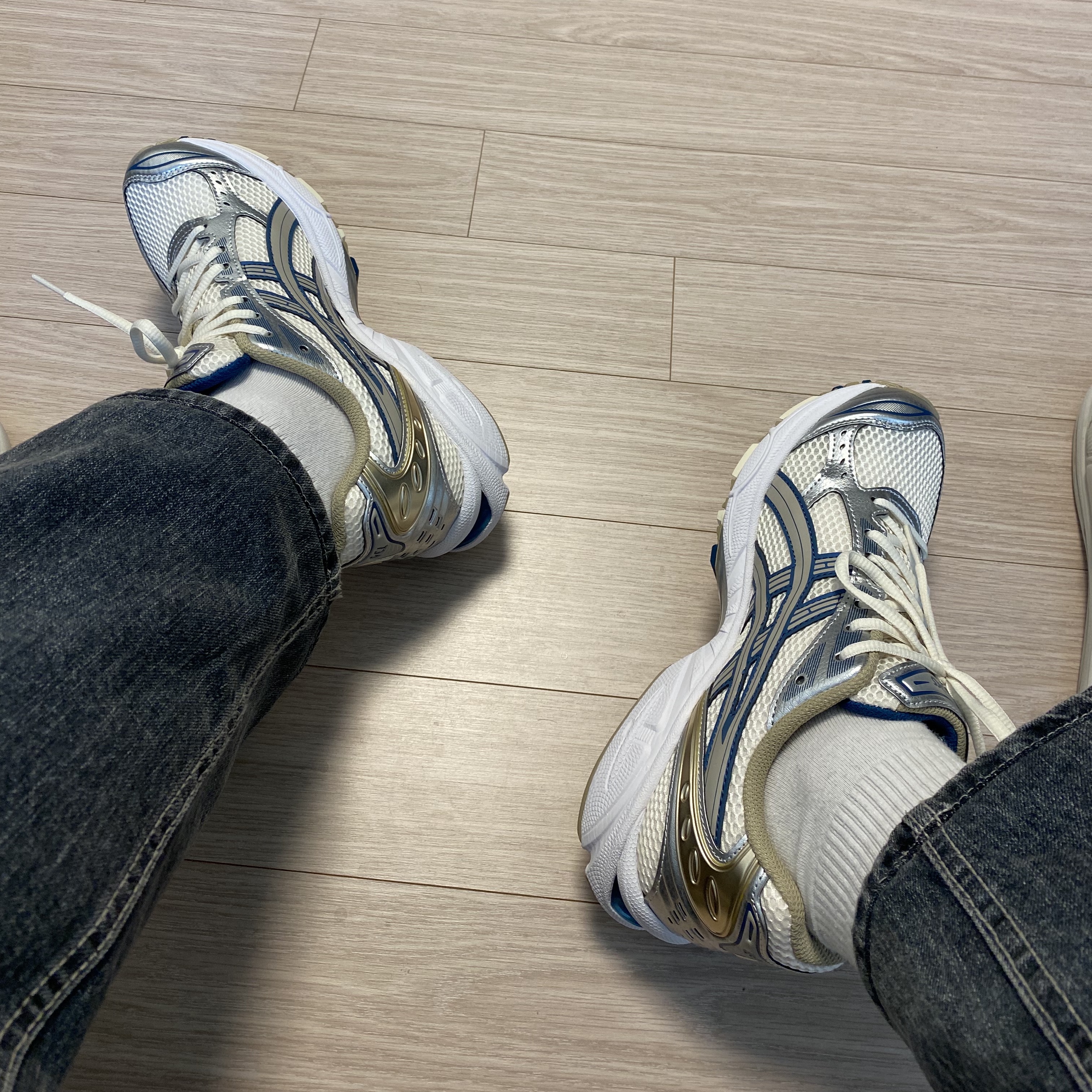 Asics Gel-Kayano 14 Cream Pure Silver 착용 스타일 - 2