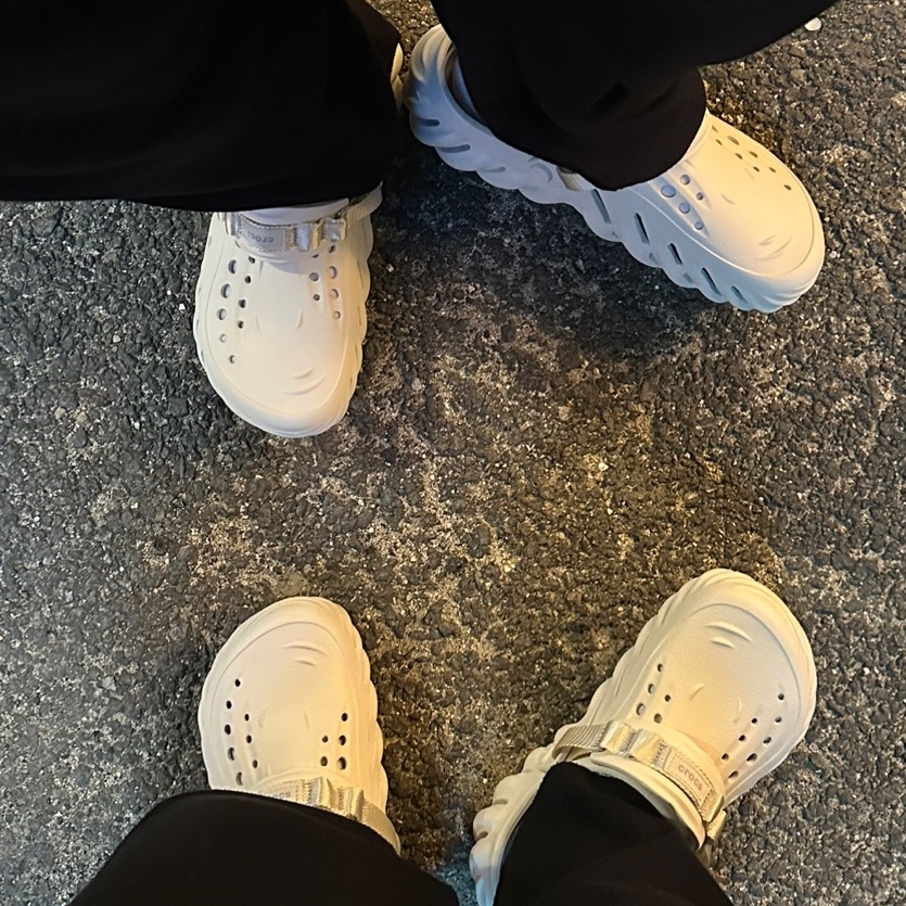 Crocs Echo Clog Stucco 착용 스타일