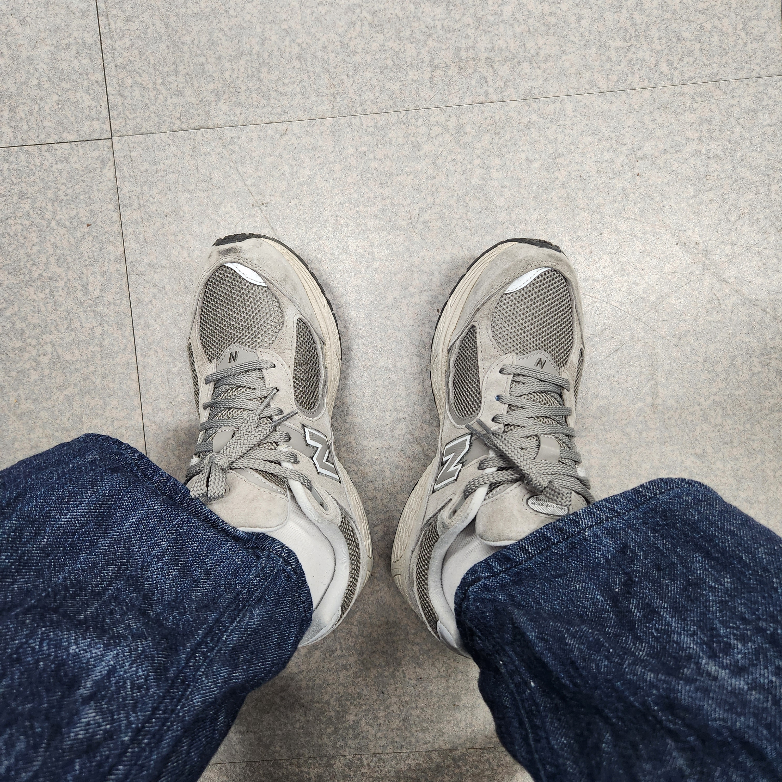 New Balance 2002R Grey 착용 스타일