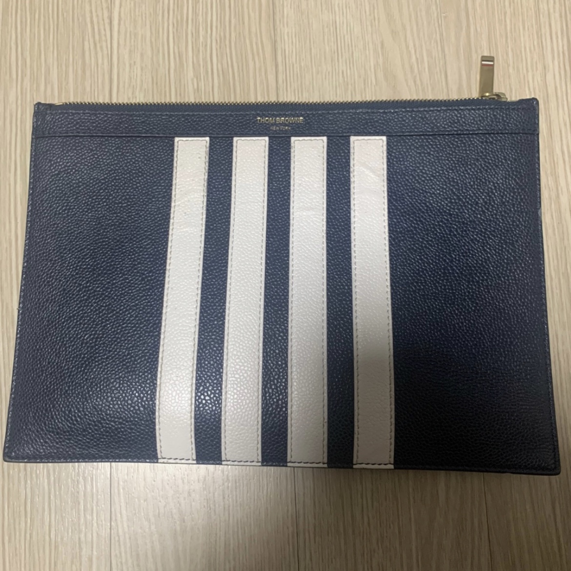 Thom Browne 4-Bar Pebble Grain Leather Small Document Holder Navy 착용 스타일 - 1