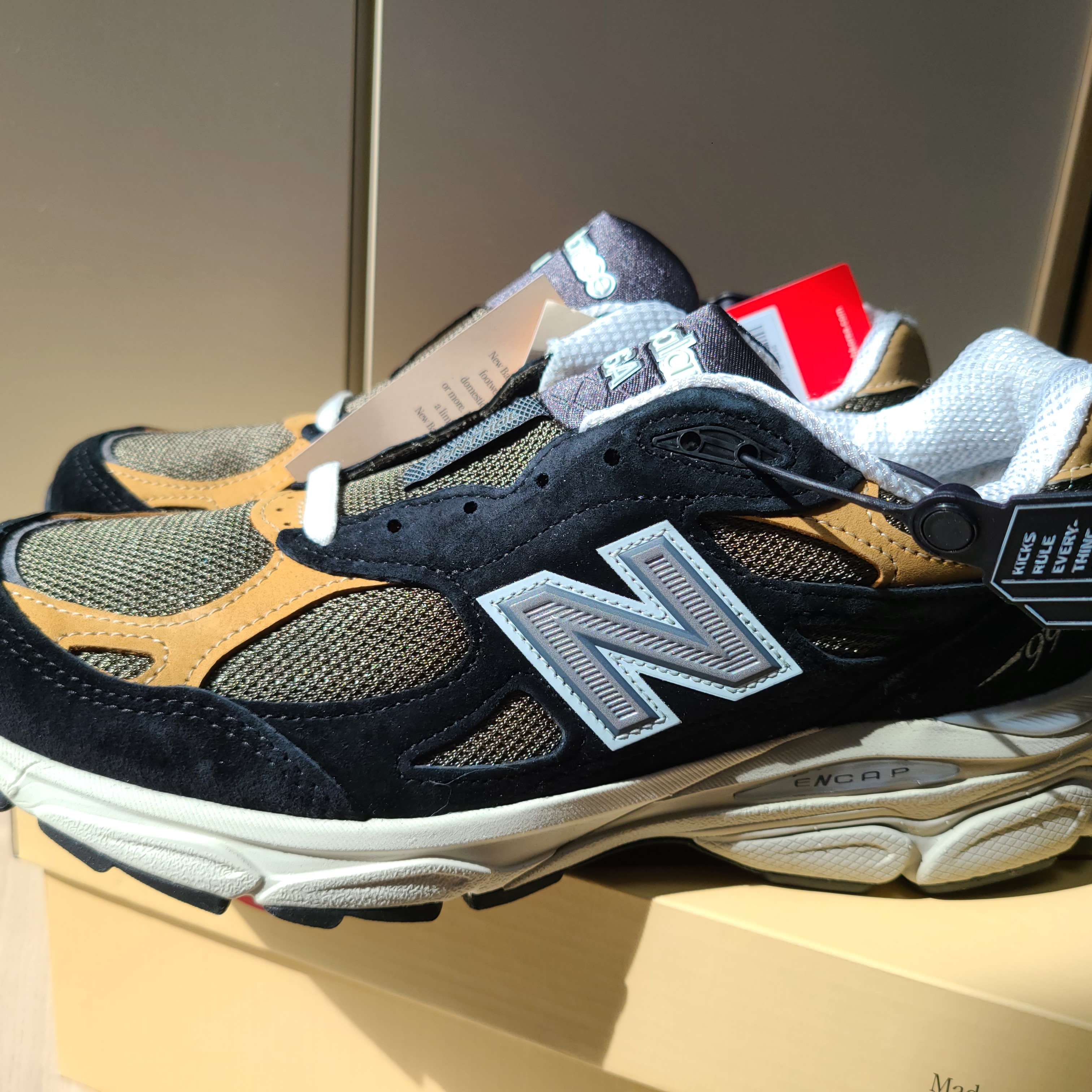 뉴발란스 990v3 메이드 인 USA 블랙 탄 착용 스타일 - 1