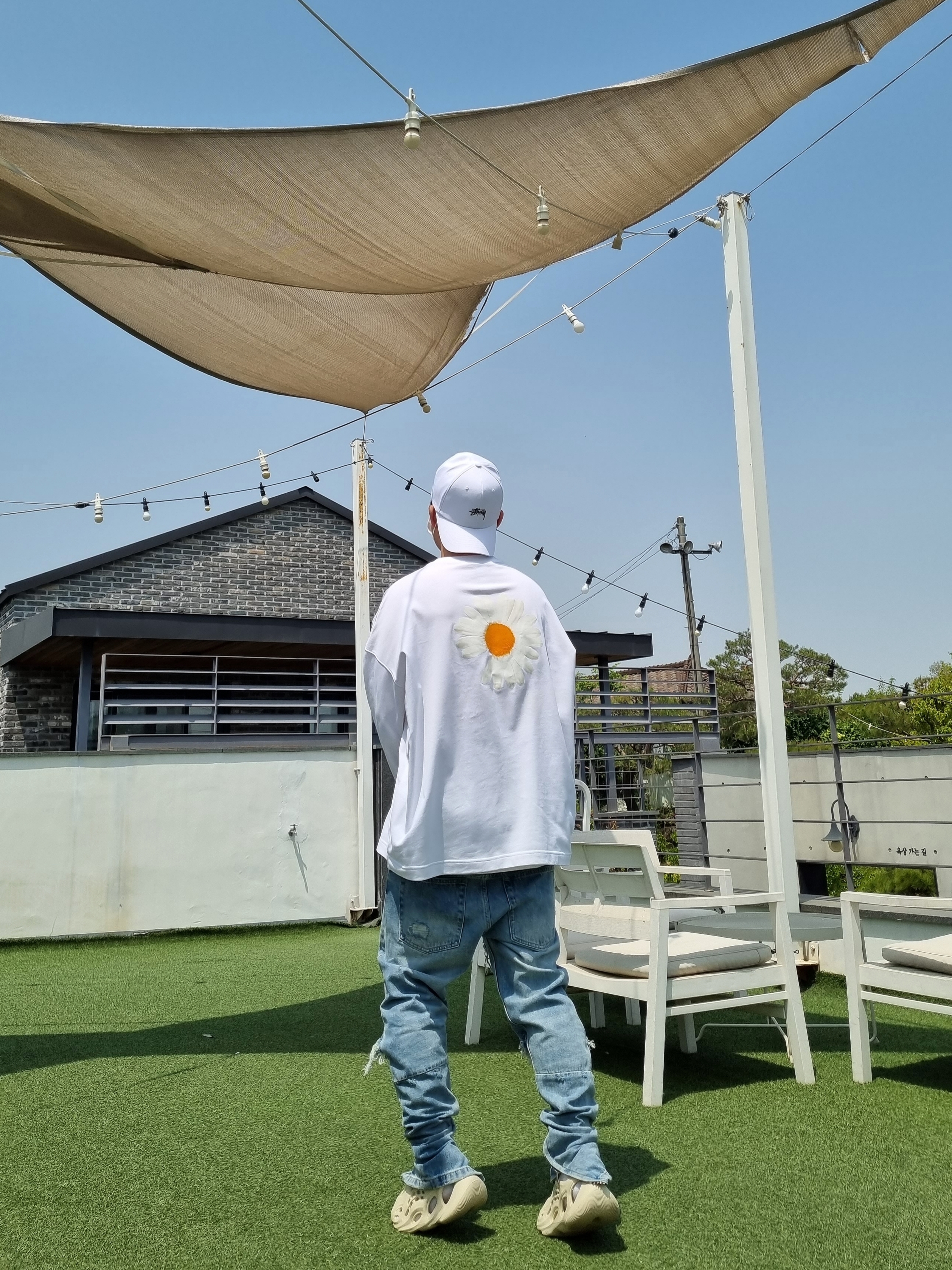 Nike x Peaceminusone LS T-Shirt White (DR0098-100), Adidas Yeezy Foam RNNR Sand 착용 스타일