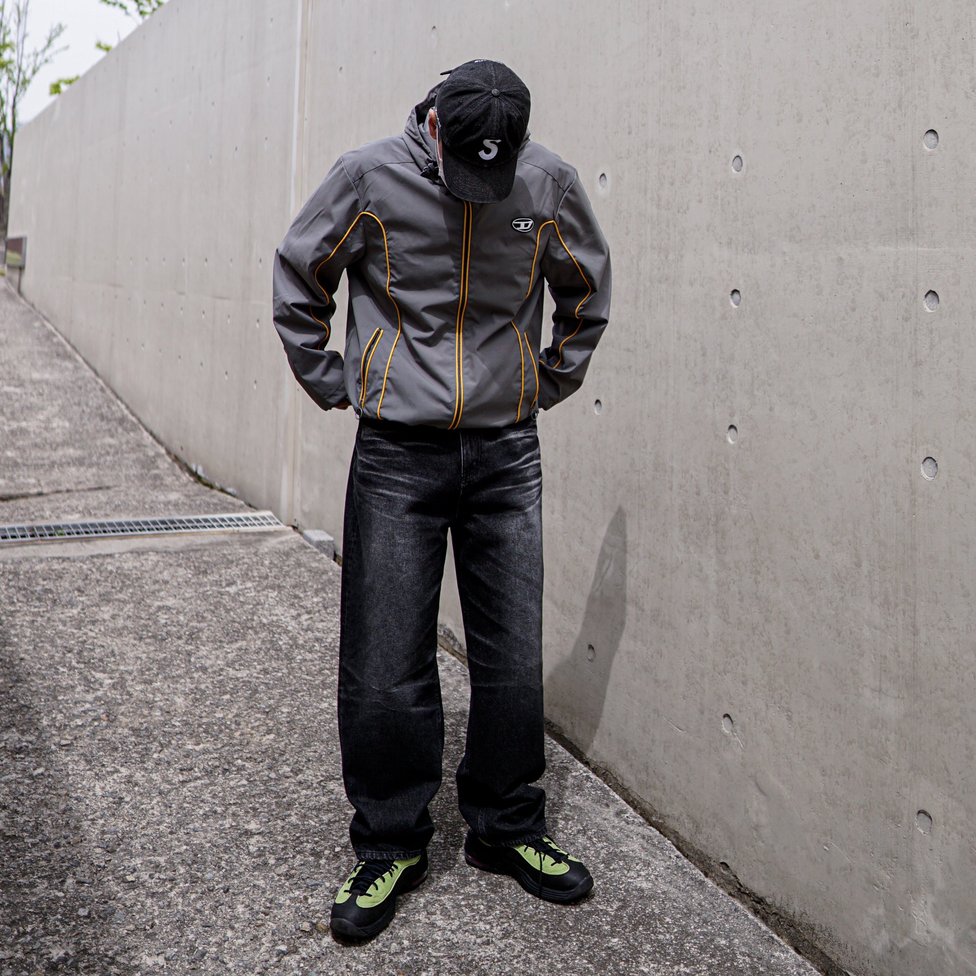 Diesel J-Hives Windbreaker with Contrast Piping Grey, Supreme Pigment Print S Logo 6-Panel Black - 22FW 착용 스타일 - 2