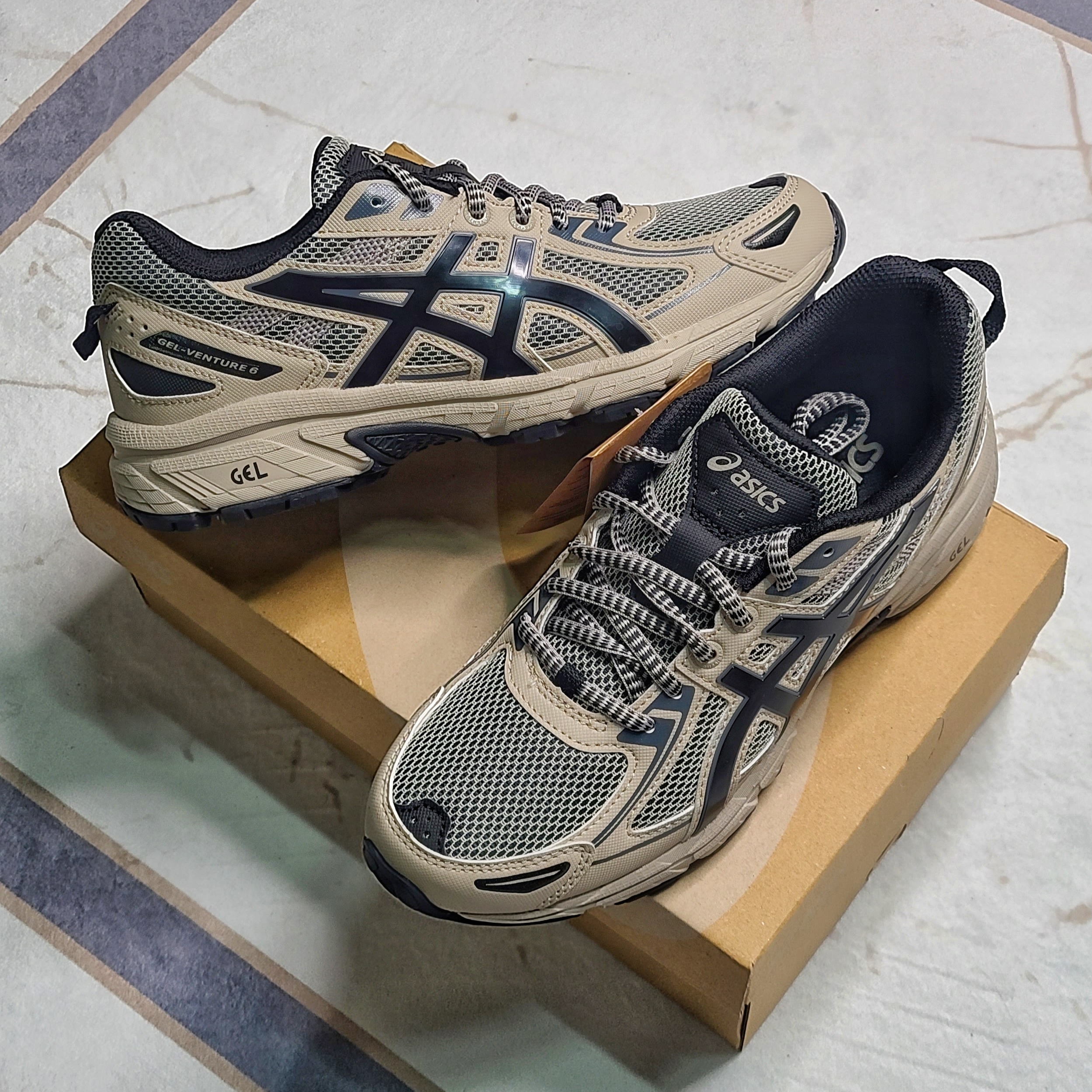 Asics Gel-Venture 6 Feather Grey Black 착용 스타일