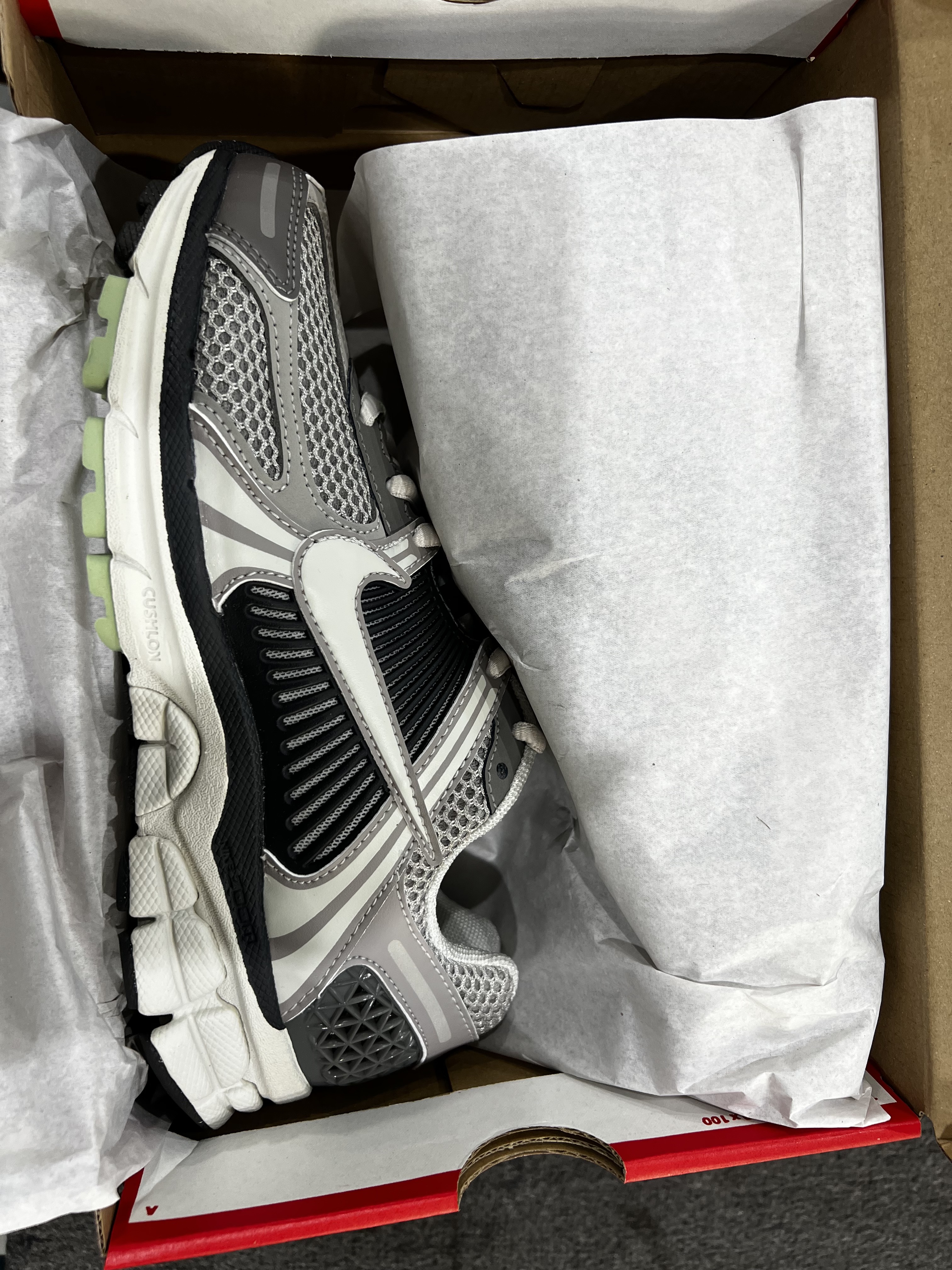 (W) Nike Zoom Vomero 5 Cobblestone and Flat Pewter 착용 스타일