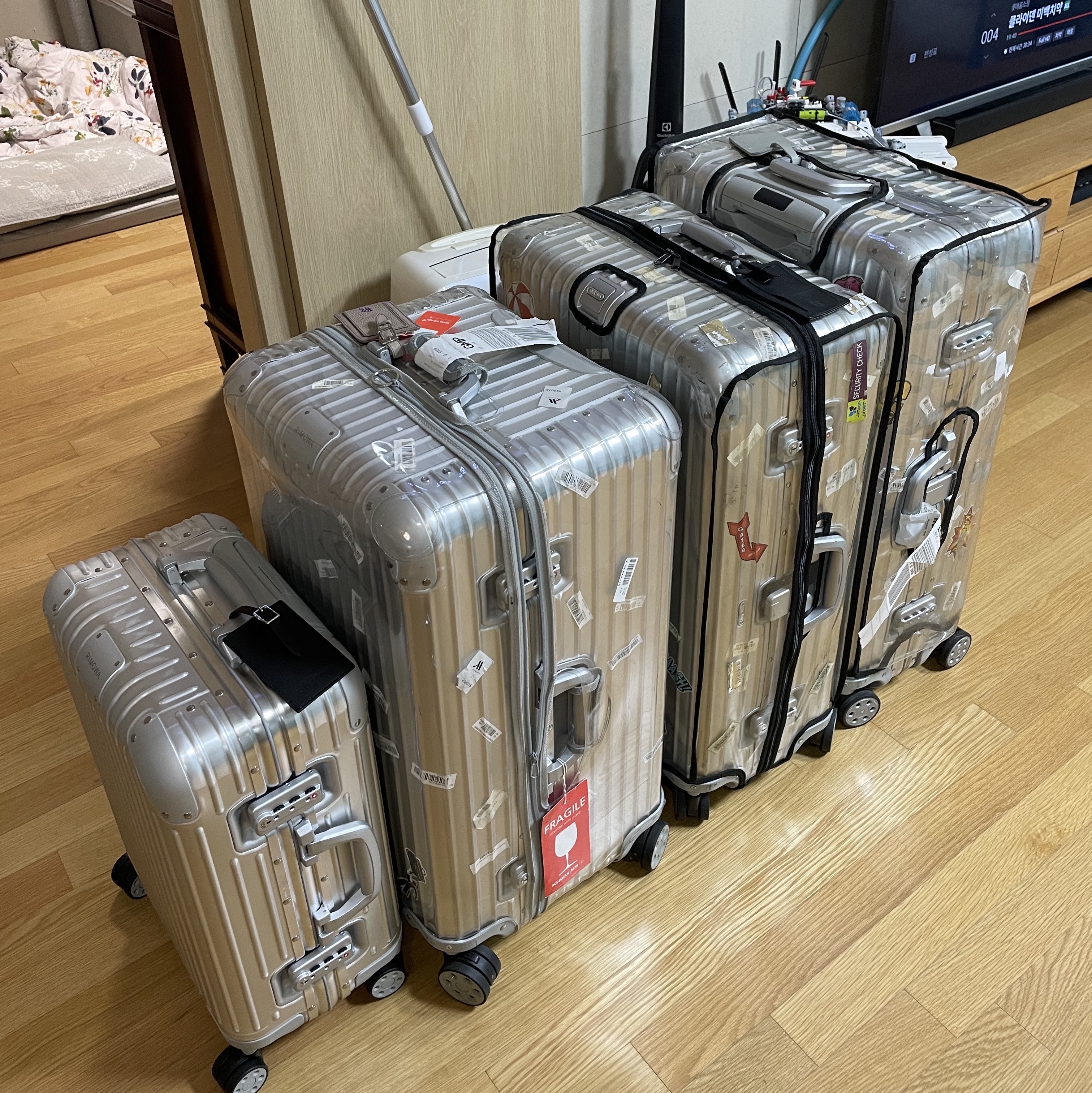 Rimowa Original Cabin Aluminium Suitcase Silver 착용 스타일 - 3