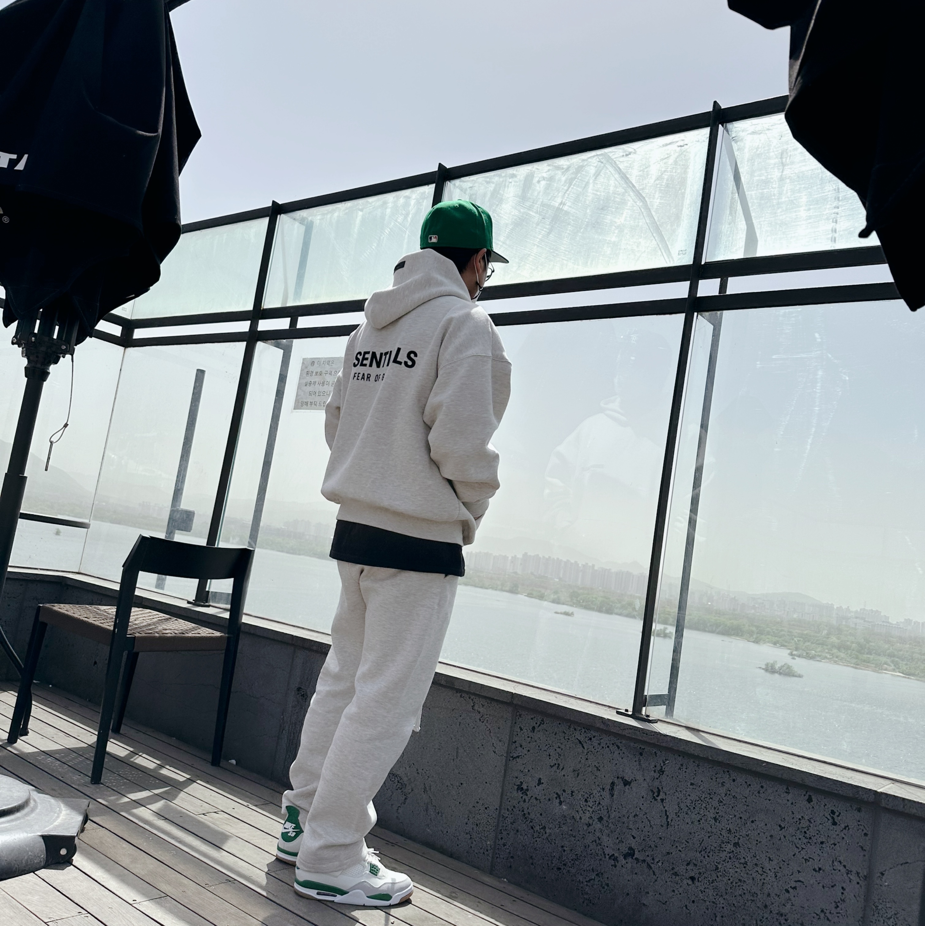 Essentials The Core Collection Hoodie Light Oatmeal, Essentials The Core Collection Relaxed Sweatpants Light Oatmeal 착용 스타일