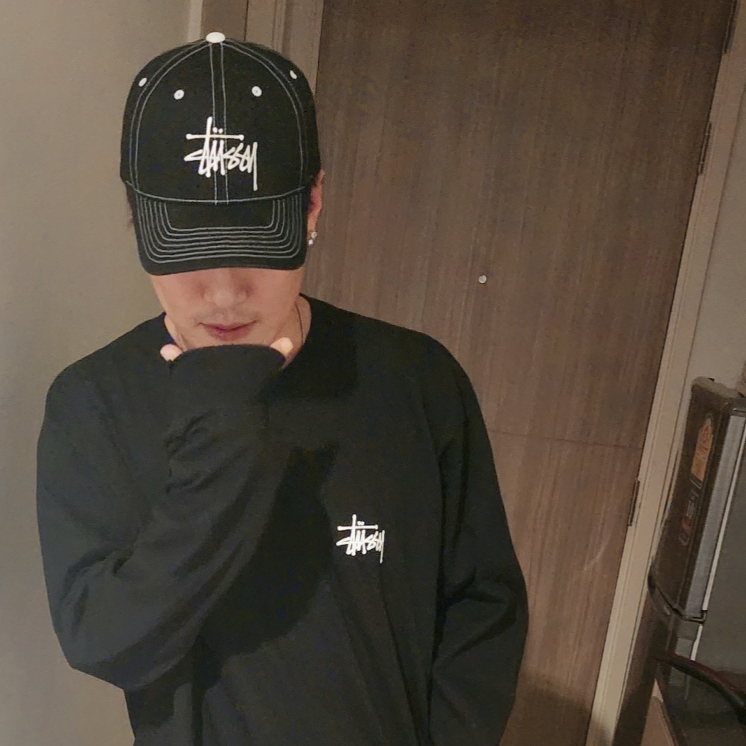 Stussy Basic Stussy LS T-Shirt Black 2023, Stussy Basic Structured Low Pro Cap Black 착용 스타일 - 2