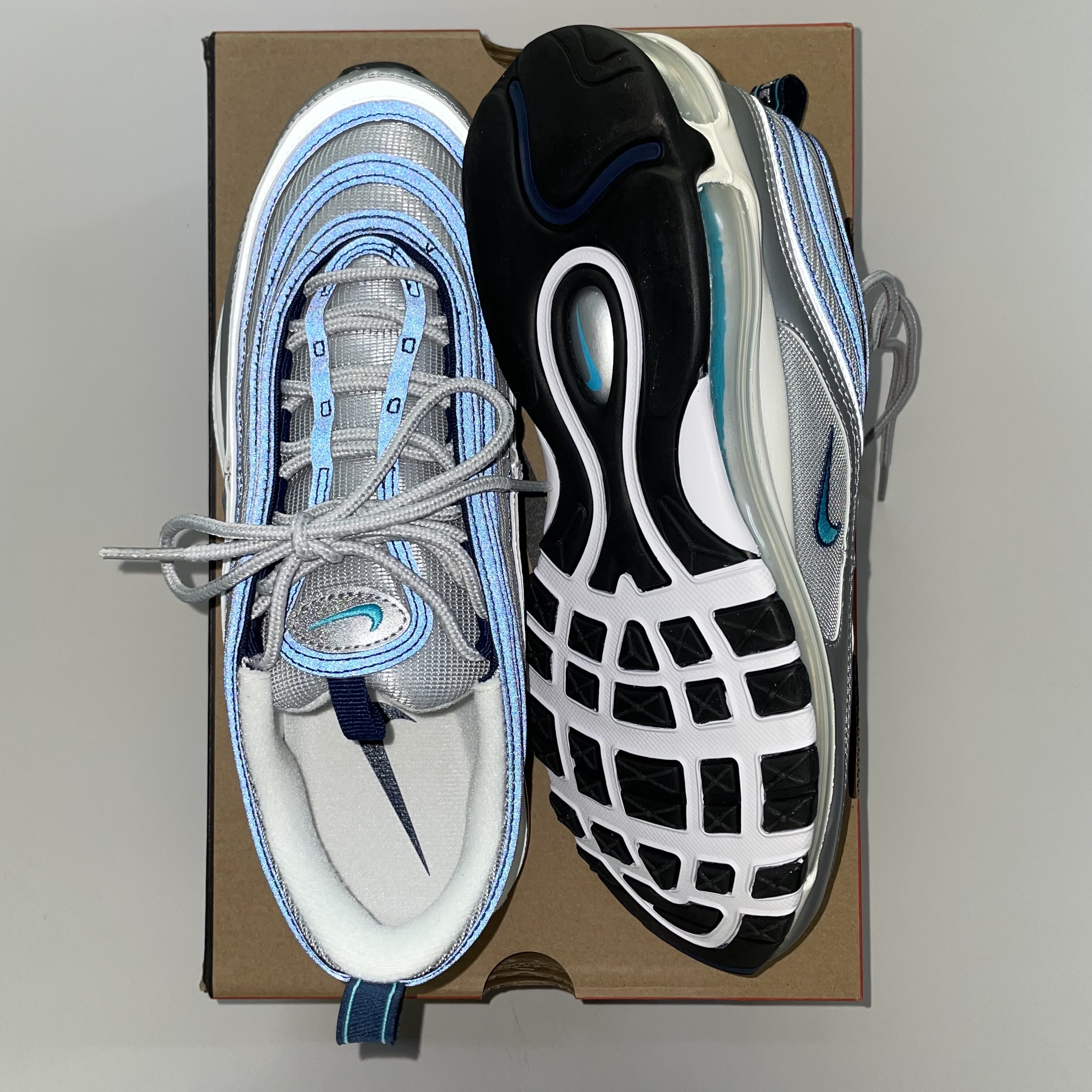 Nike Air Max 97 OG Metallic Silver and Chlorine Blue 착용 스타일 - 2