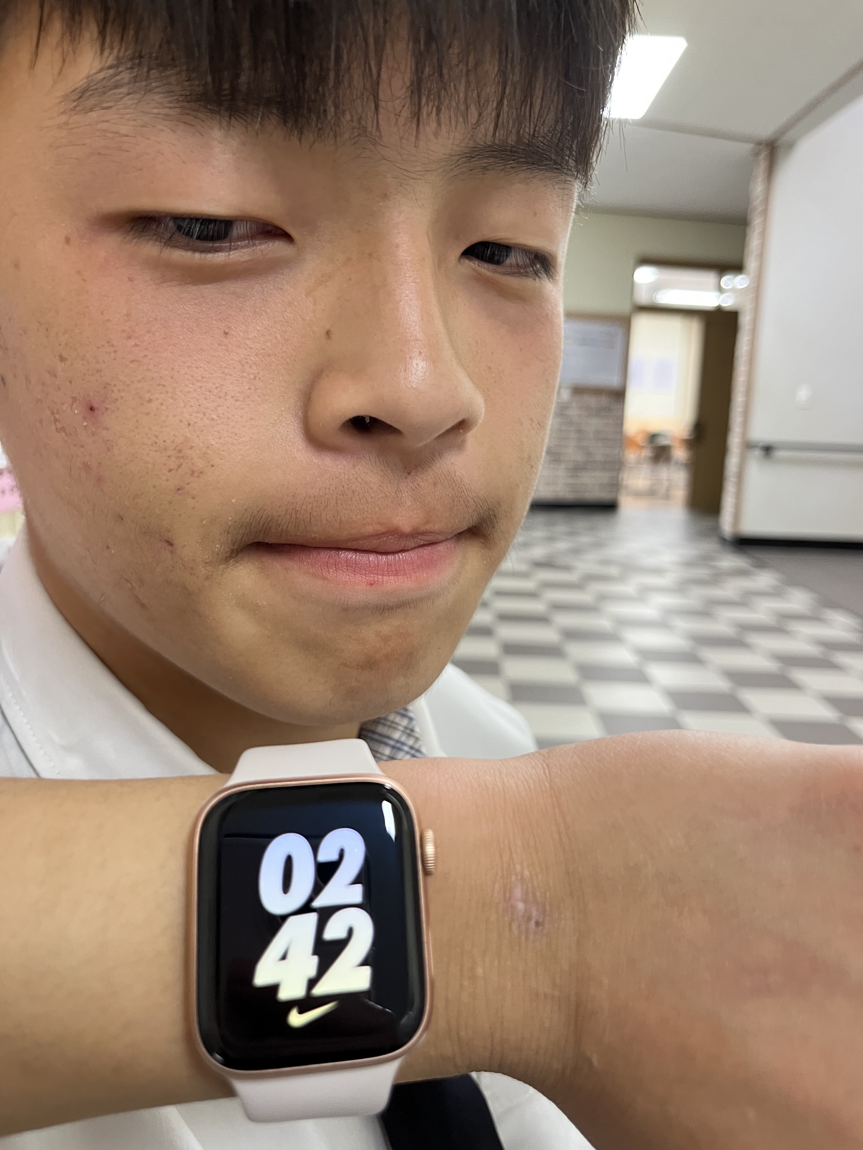 Apple Watch SE 44mm GPS Gold Aluminum Case with Sport Band Starlight (Korean Ver.) 착용 스타일