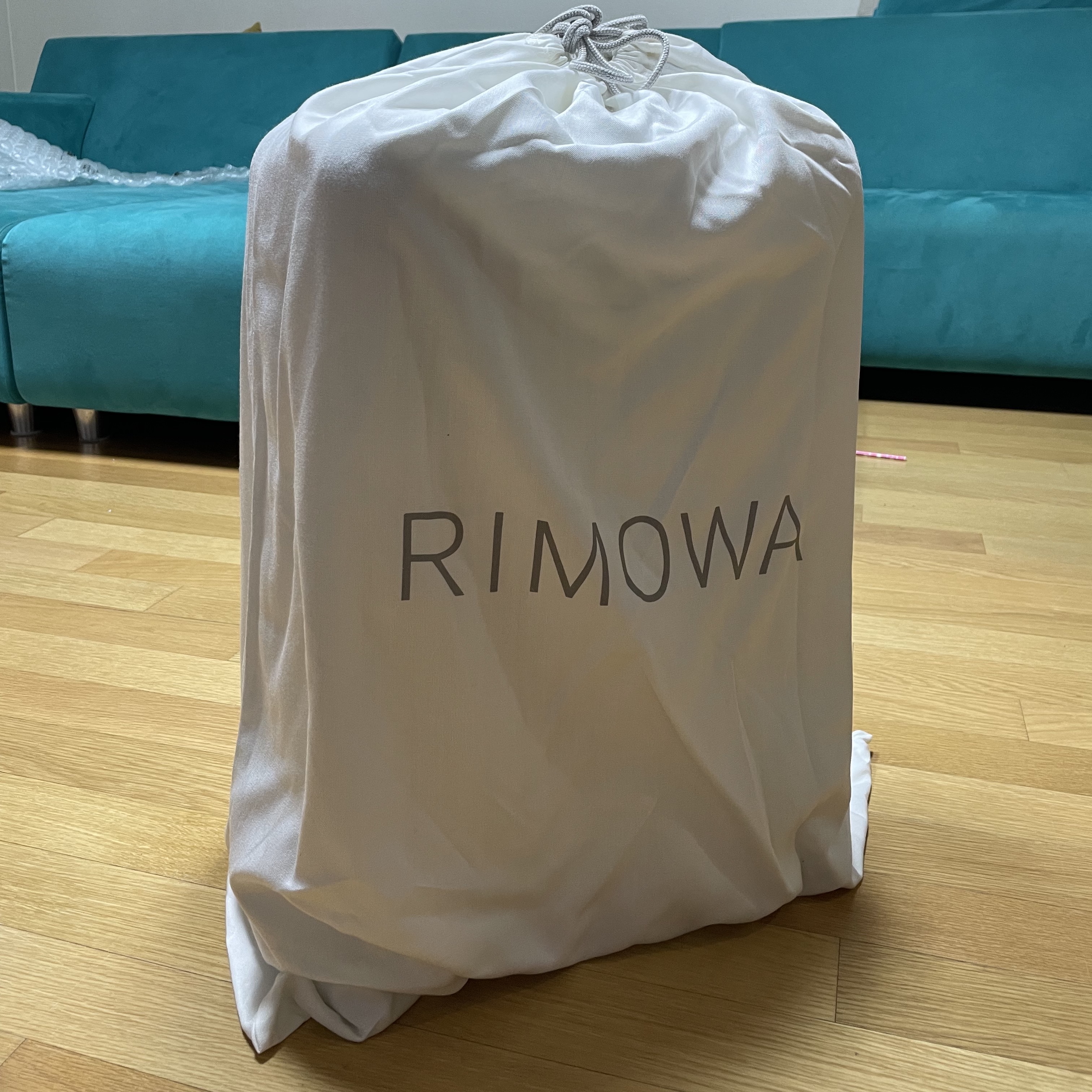 Rimowa Original Cabin Aluminium Suitcase Silver 착용 스타일 - 2