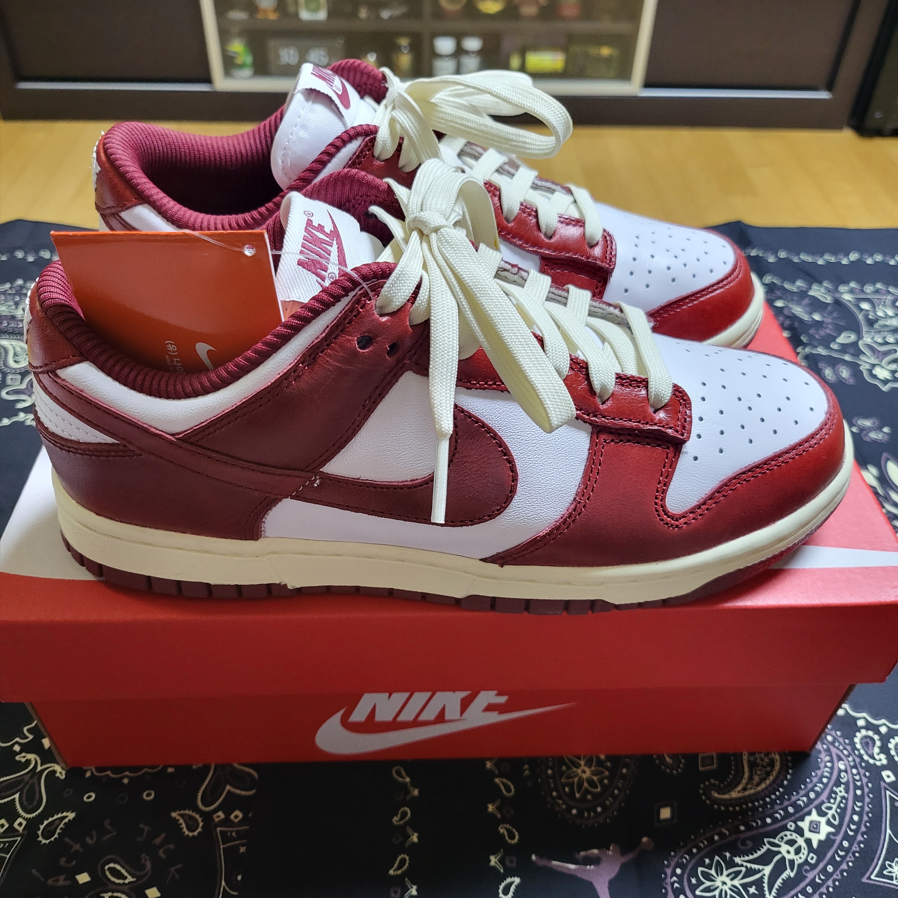 (W) Nike Dunk Low Retro PRM Team Red and White 착용 스타일 - 5