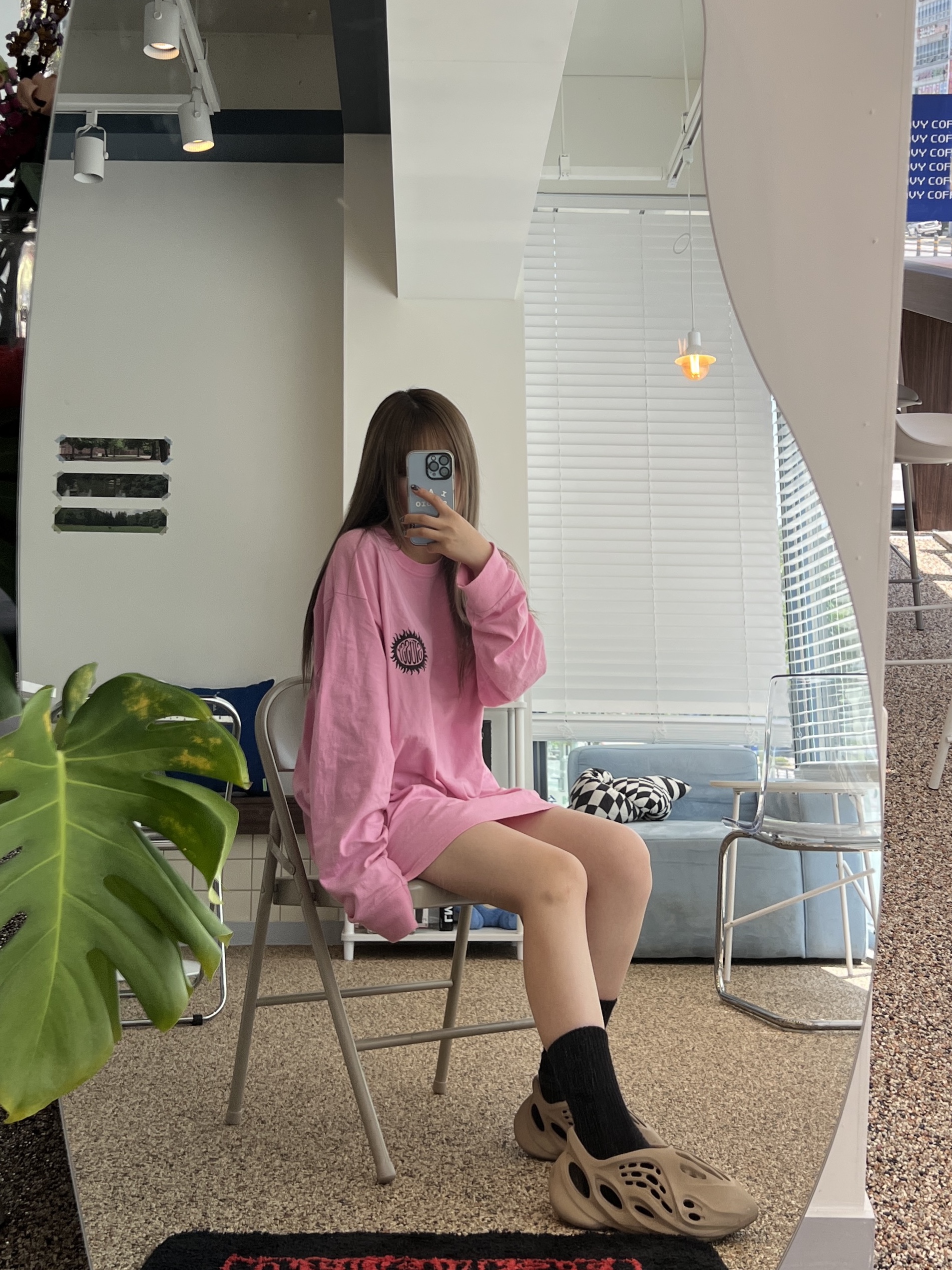 Adidas Yeezy Foam RNNR Mist 착용 스타일