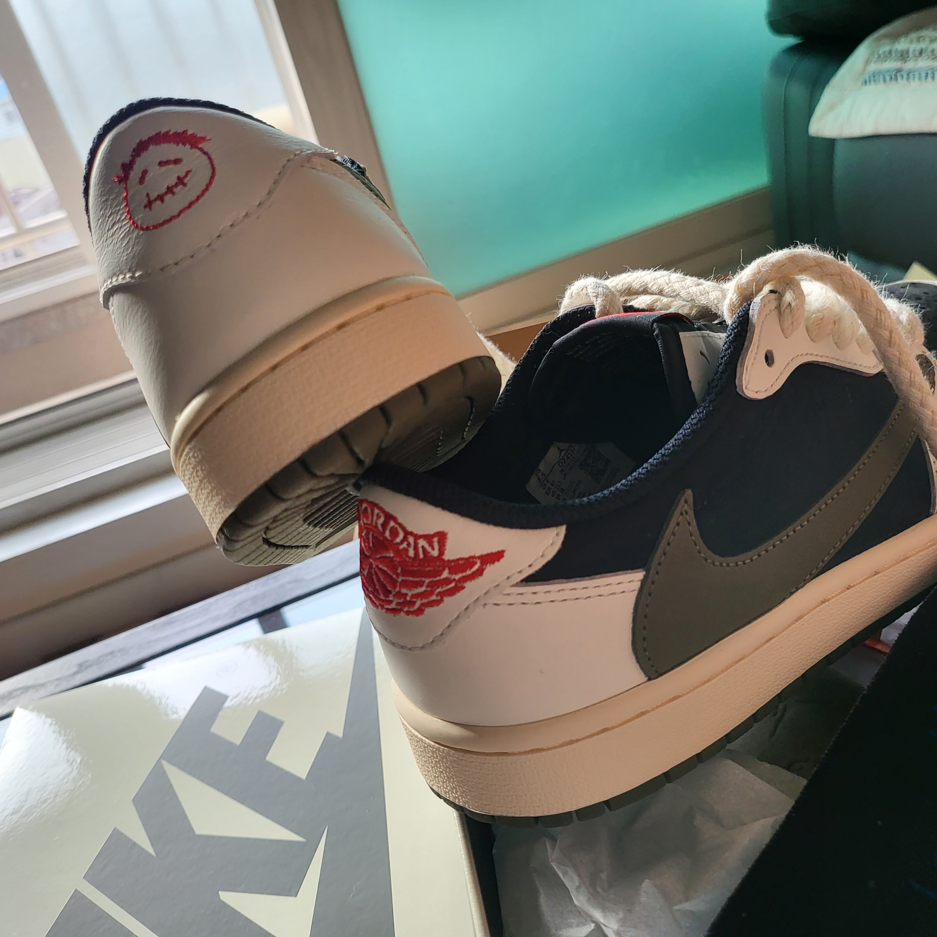 (W) Jordan 1 x Travis Scott Retro Low OG SP Medium Olive 착용 스타일 - 3