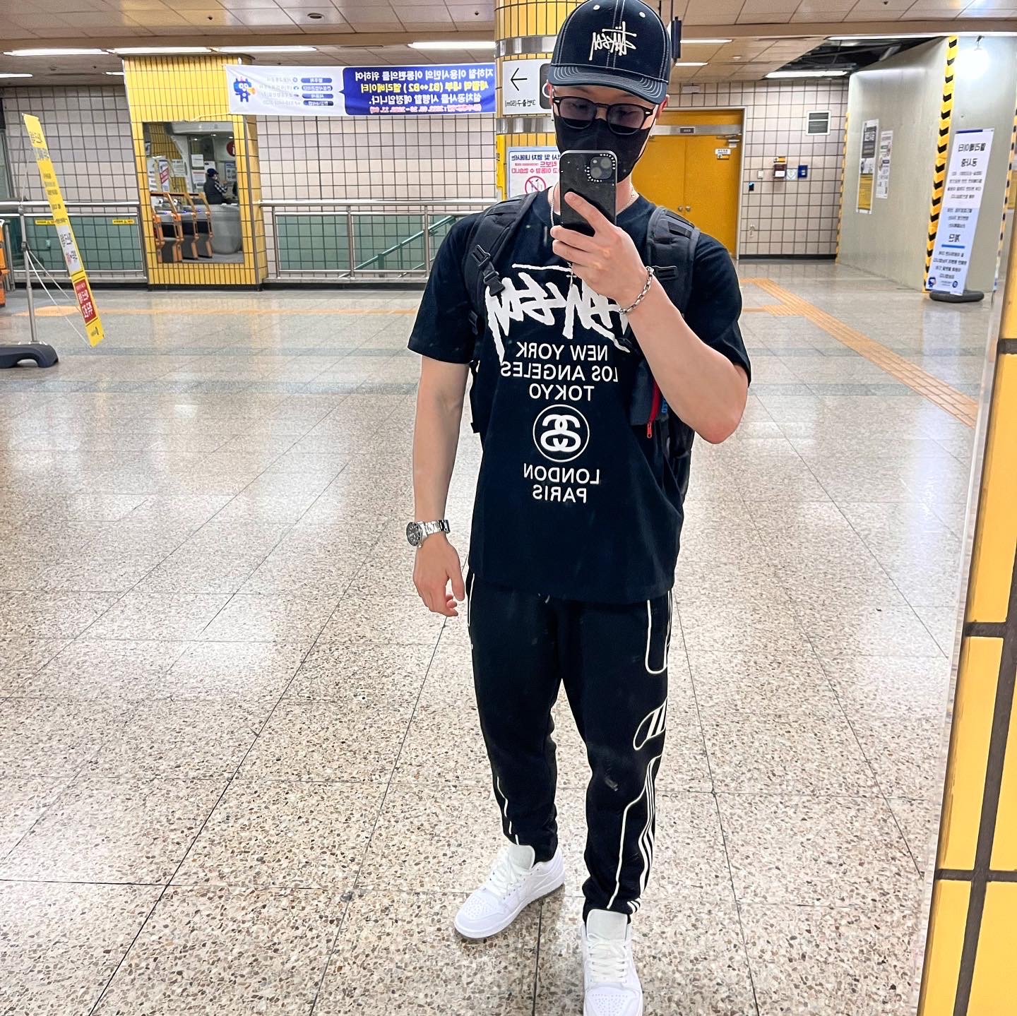 Stussy Basic Structured Low Pro Cap Black, Jordan 1 Low Triple White 착용 스타일