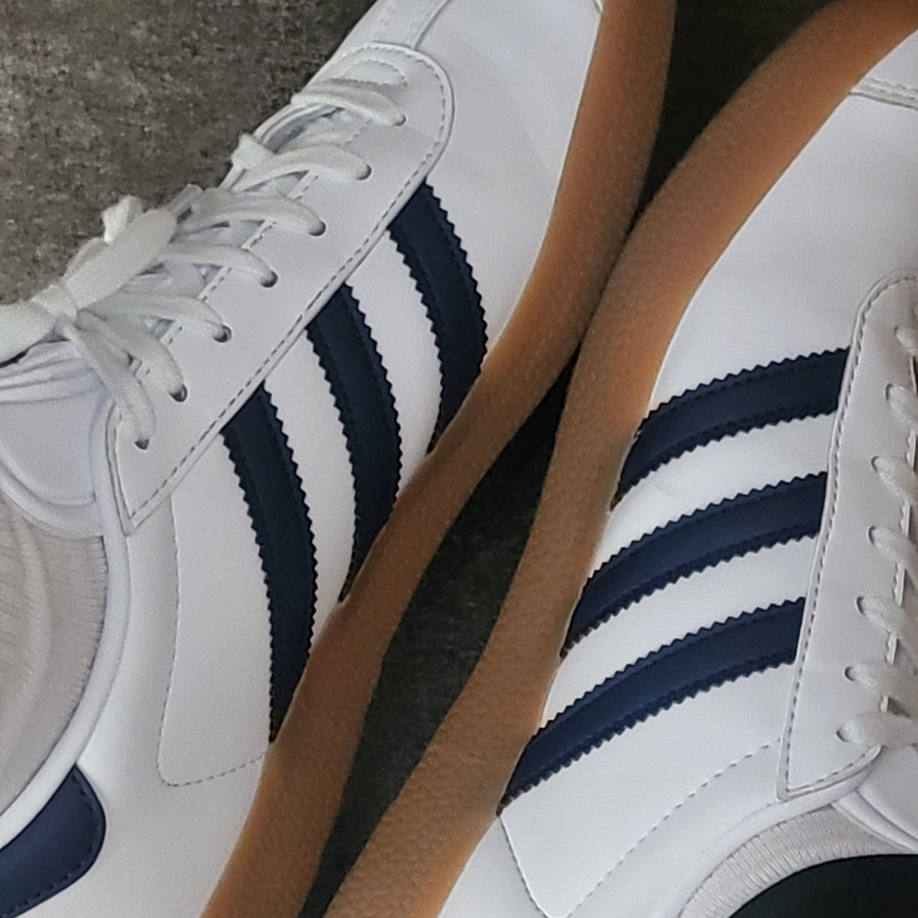 Adidas Gazelle White Collegiate Navy 착용 스타일