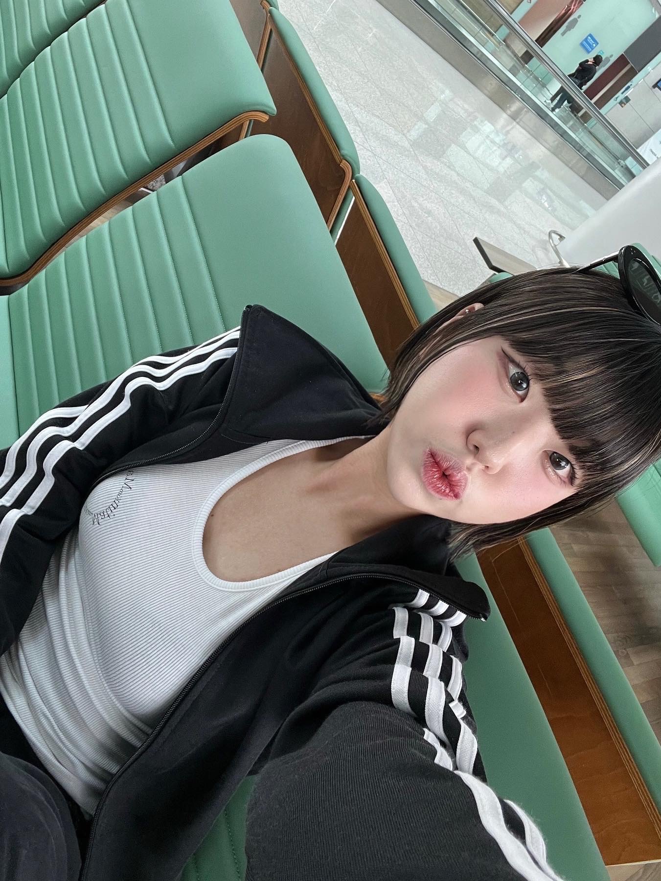 Adidas Superstar Premium White Black 착용 스타일 - 3