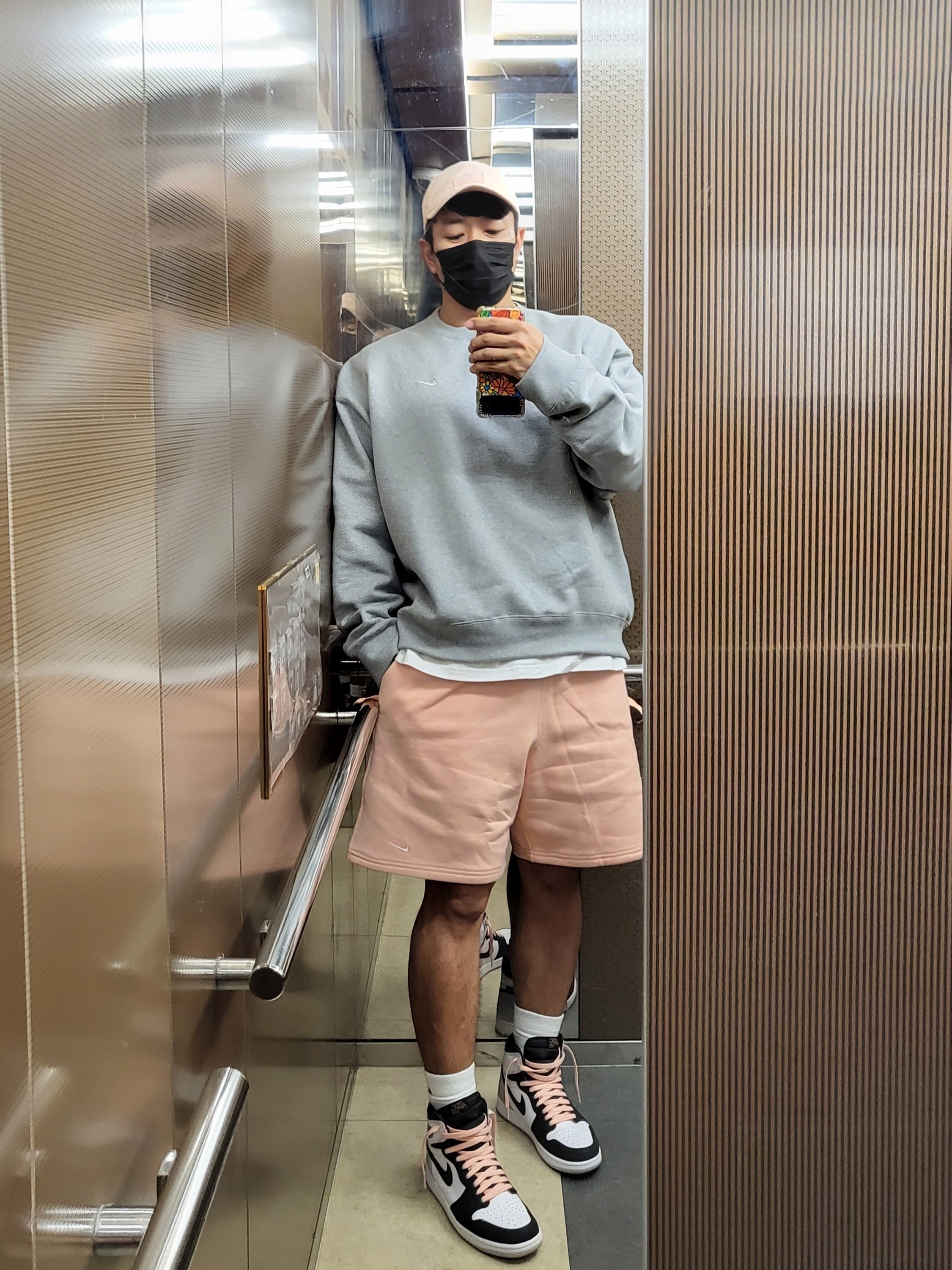 Nike NRG Solo Swoosh Crew Fleece Dark Grey Heather - US/EU, Nike NRG Solo Swoosh Fleece Shorts Bleached Coral - Asia 착용 스타일