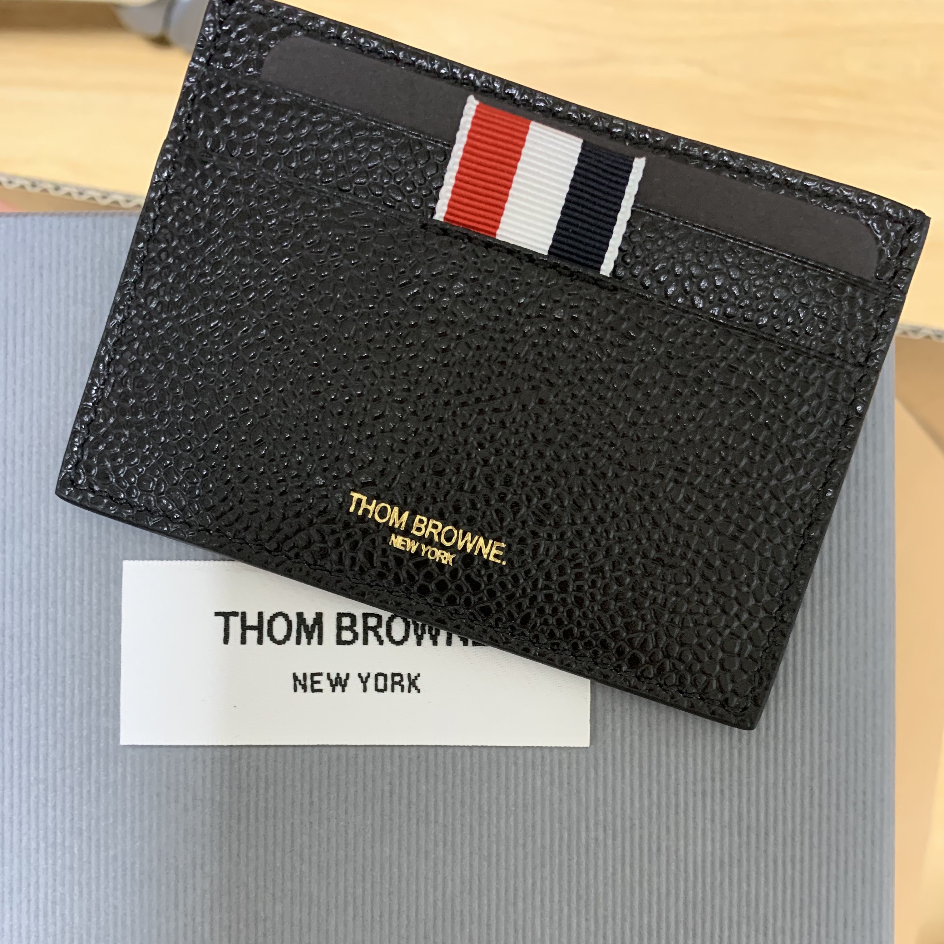 Thom Browne Pebble Grain Leather Stripe Single Card Holder Black 착용 스타일