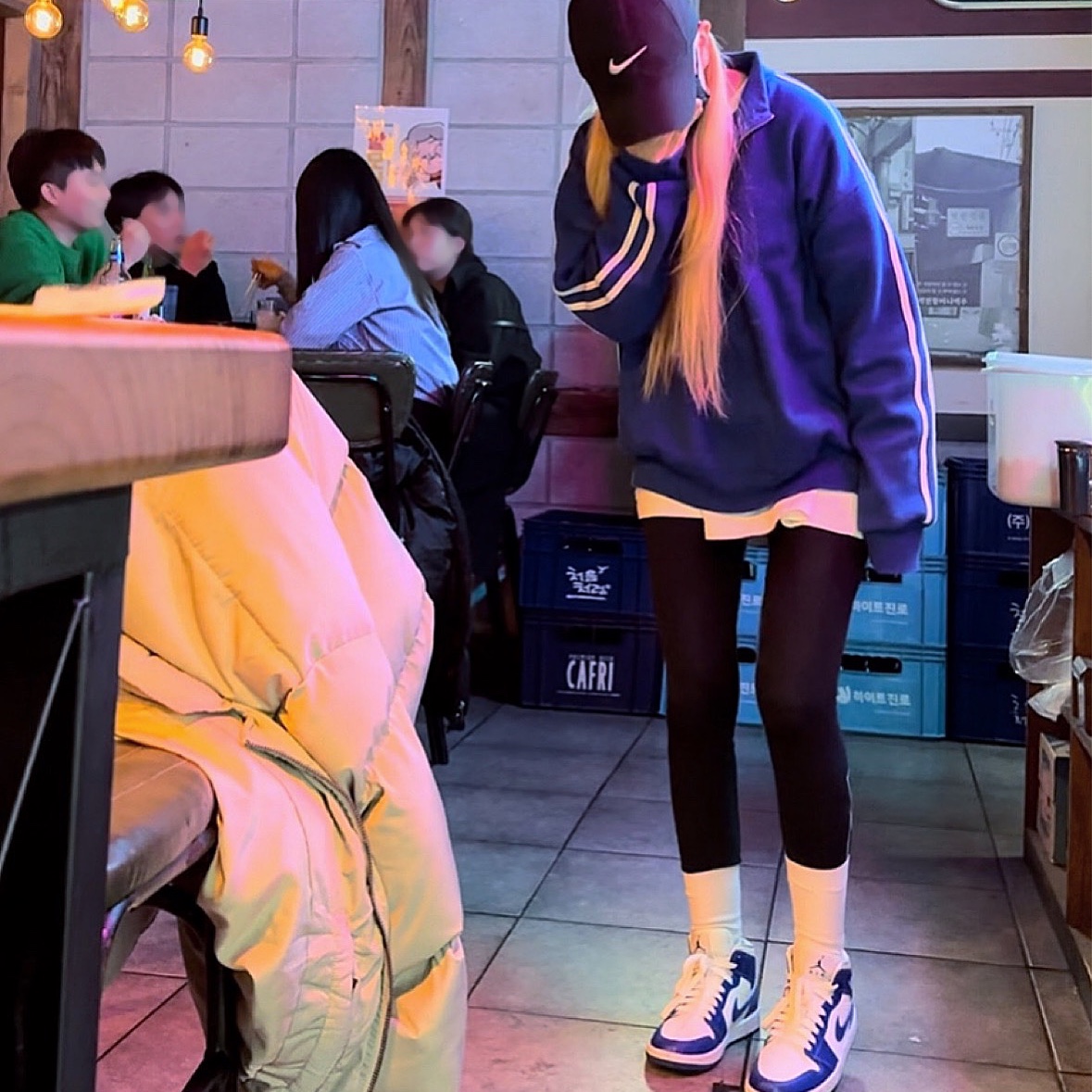 (W) Jordan 1 Mid White Hyper Royal 착용 스타일