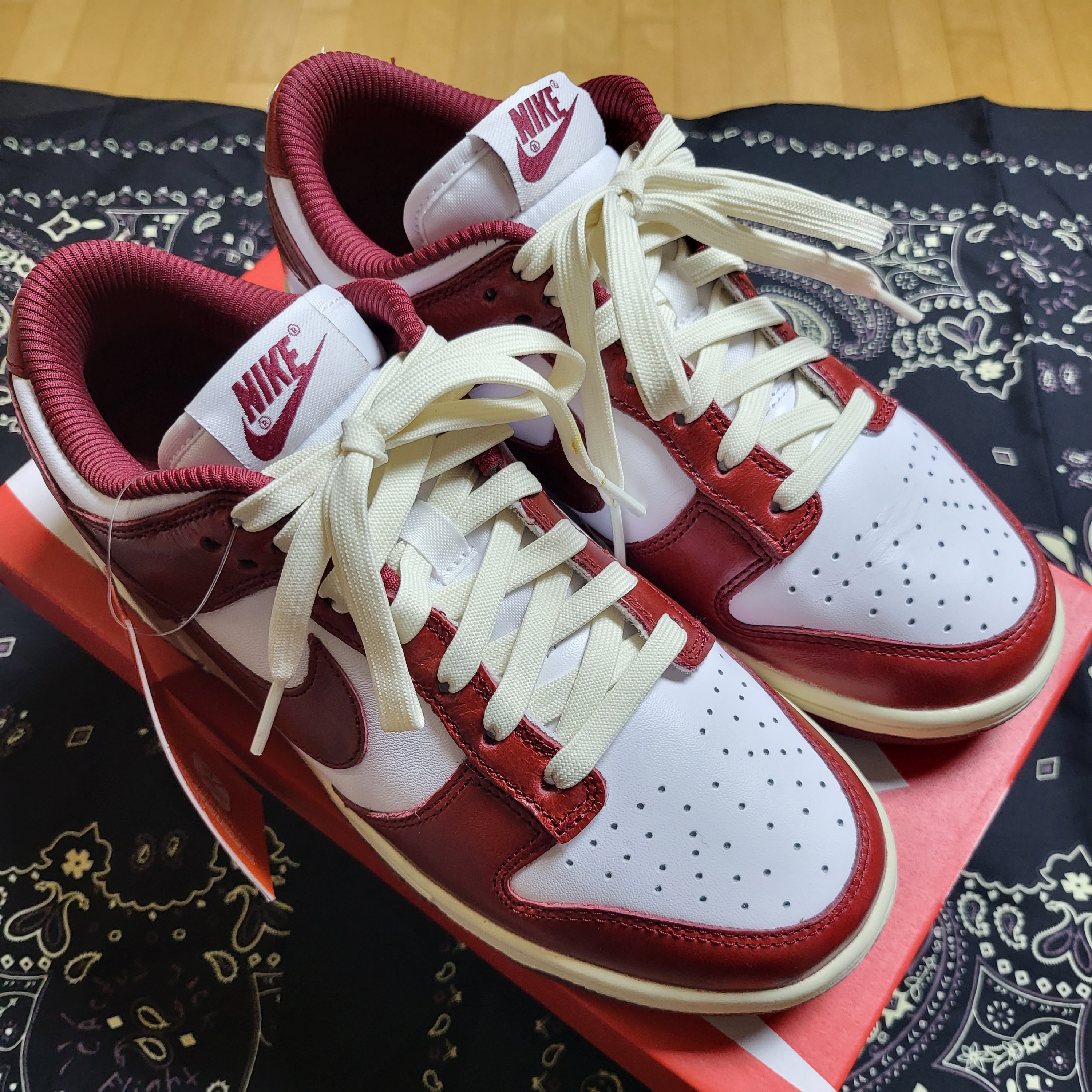 (W) Nike Dunk Low Retro PRM Team Red and White 착용 스타일 - 3