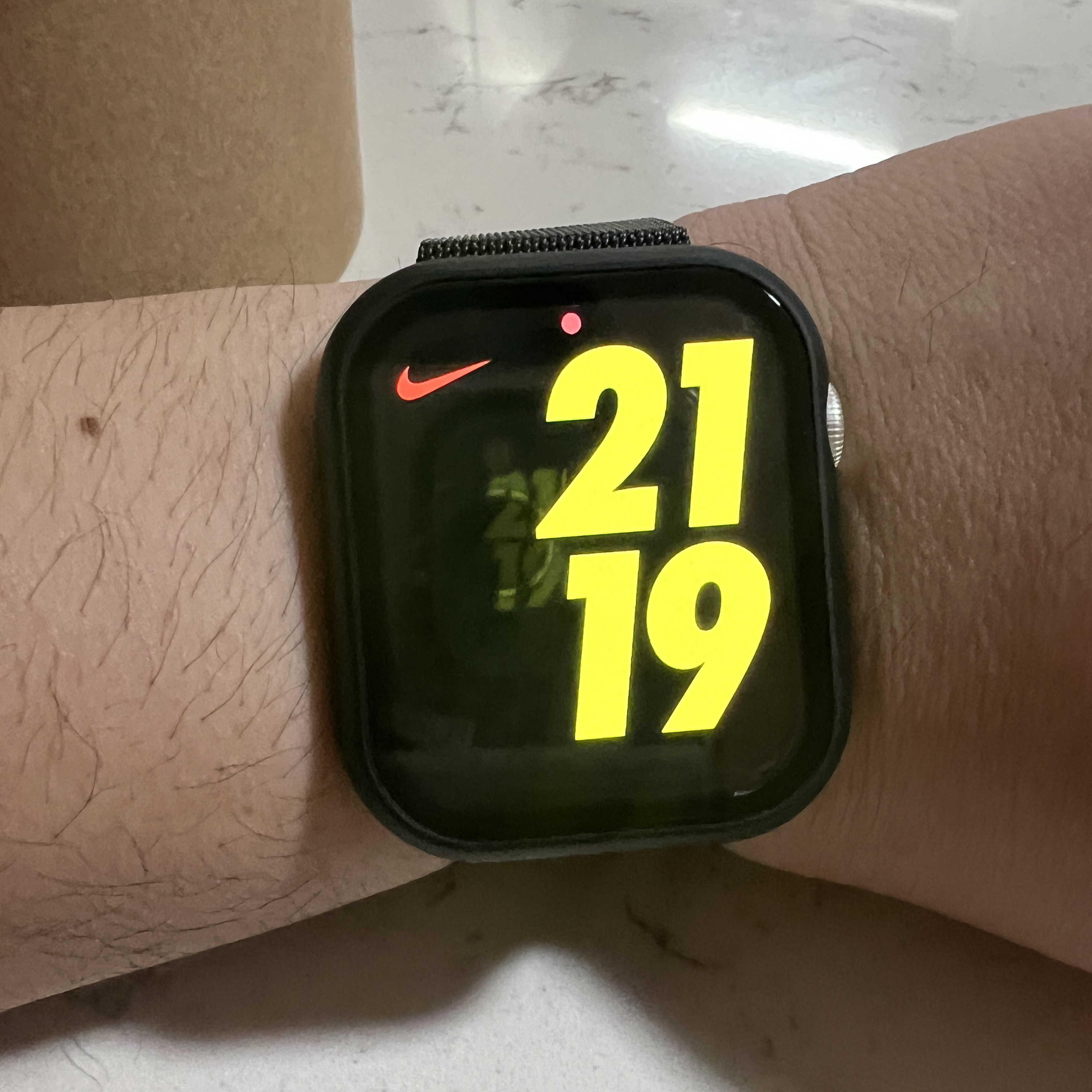 Apple Watch Series 8 45mm GPS Silver Aluminium Case with Sport Band White (Korean Ver.) 착용 스타일