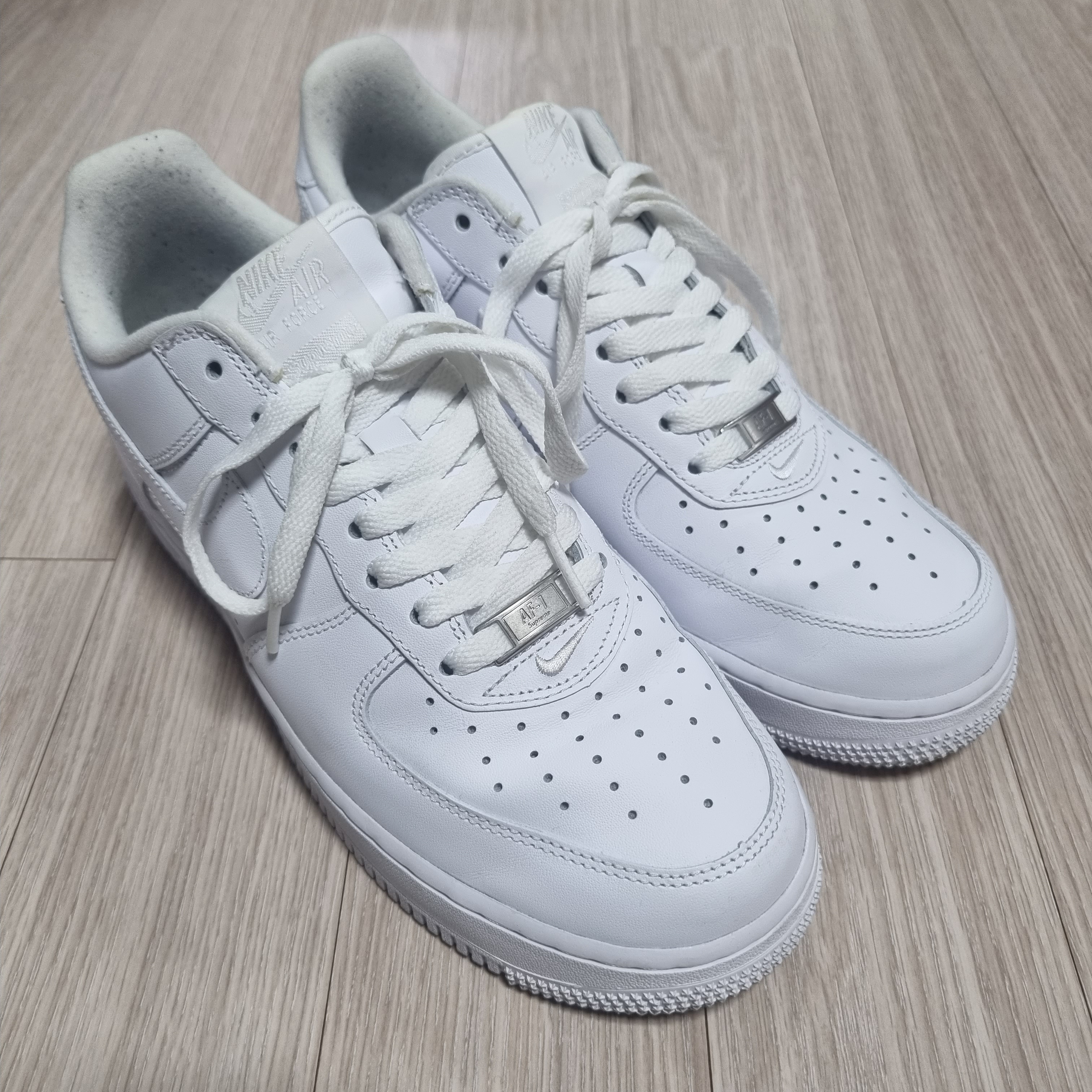 Nike x Supreme Air Force 1 Low White 착용 스타일