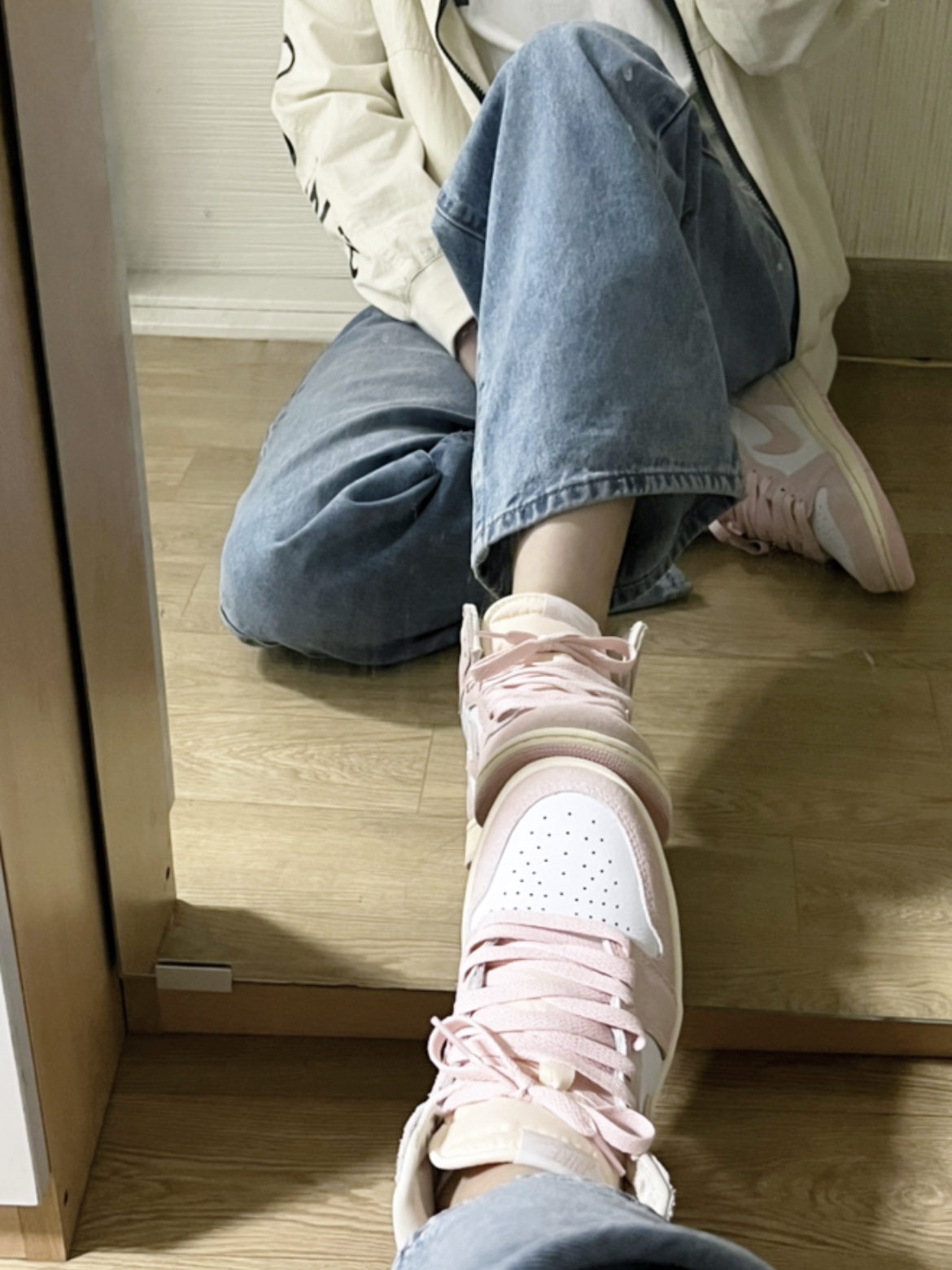 (W) Jordan 1 Retro High OG Coconut Milk and Sail, Stussy Stock Crown T-Shirt White 착용 스타일 - 1