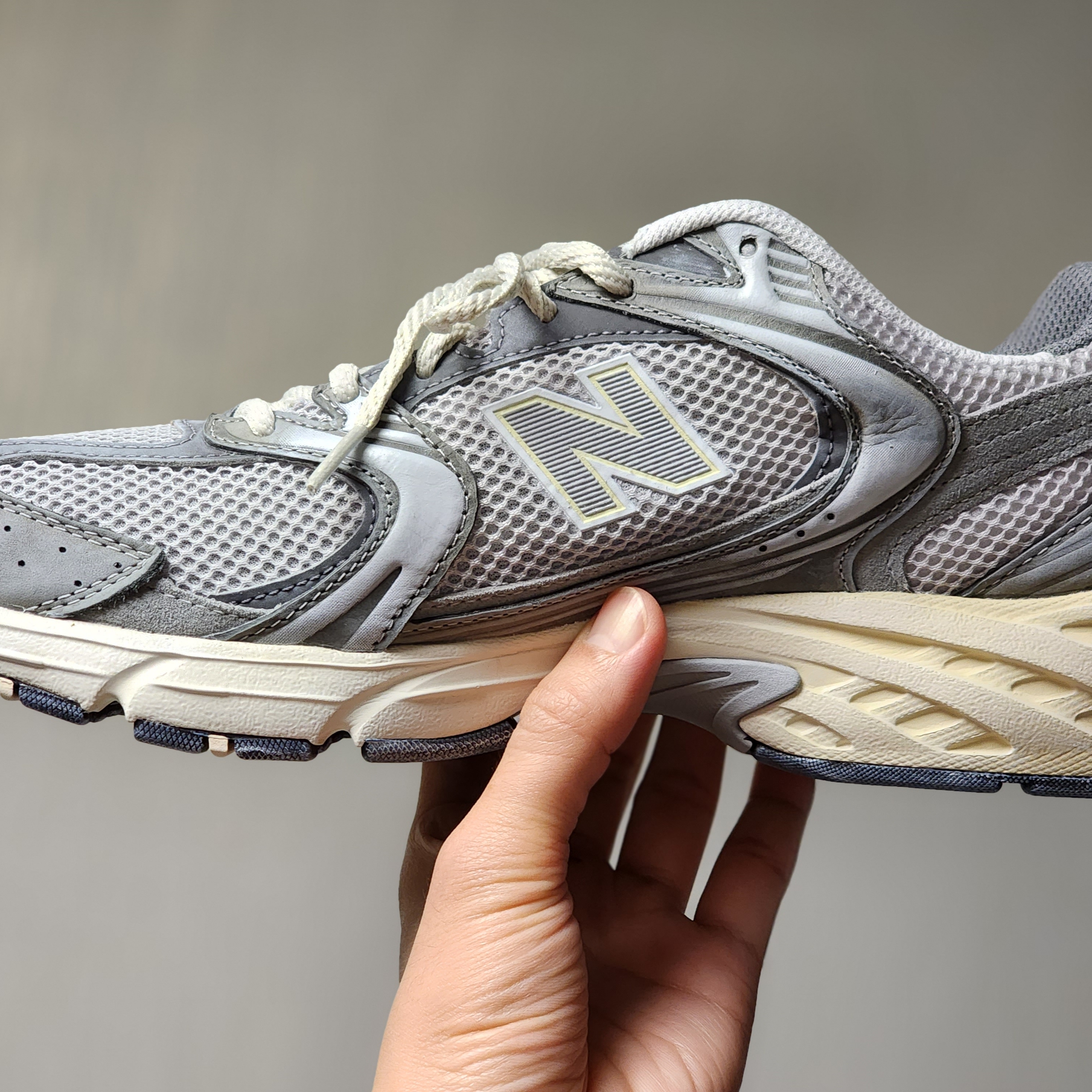 New Balance 530 Premium Vintage Grey Matter 착용 스타일 - 1