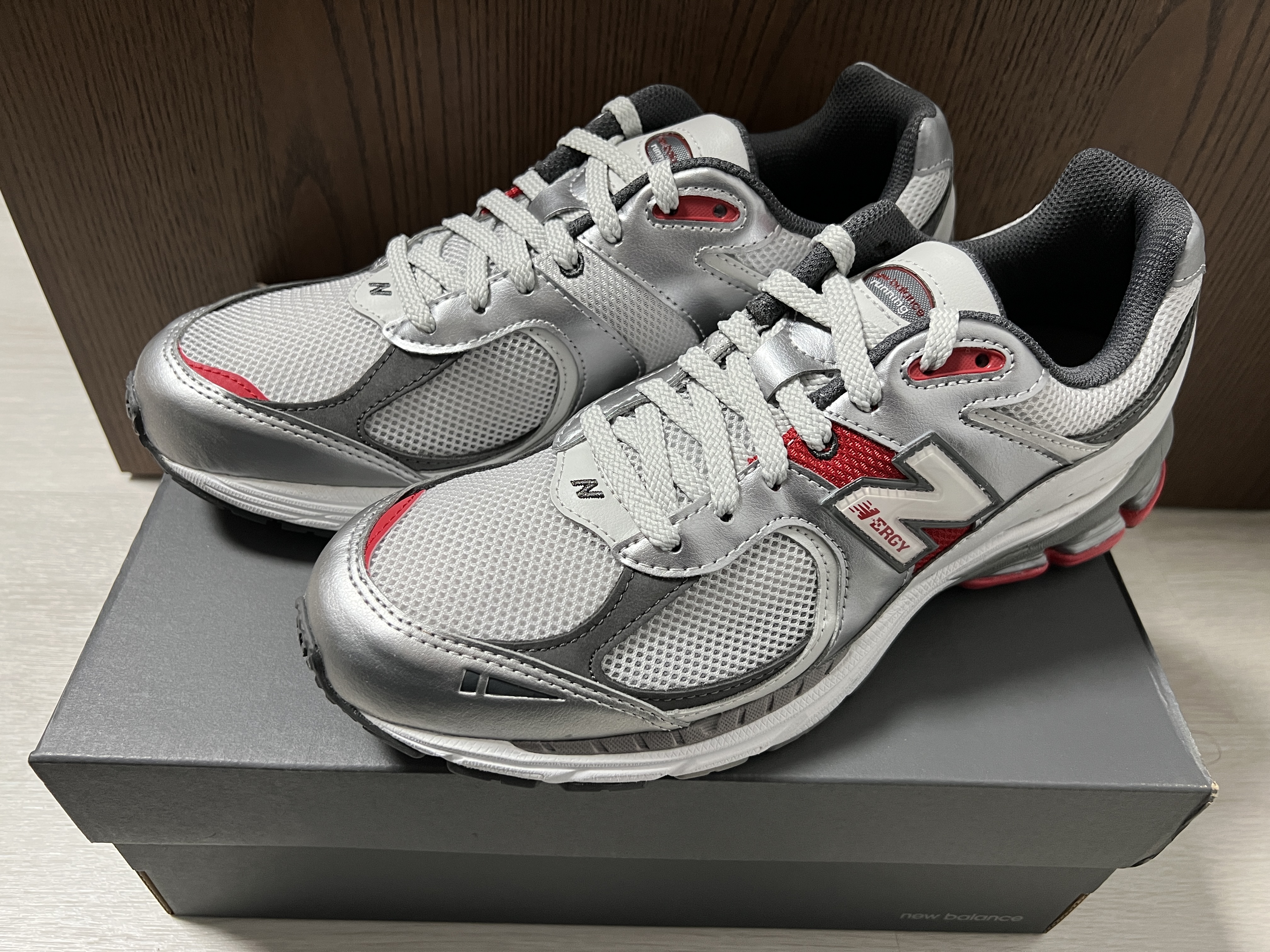 New Balance 2002R Silver Metallic 착용 스타일