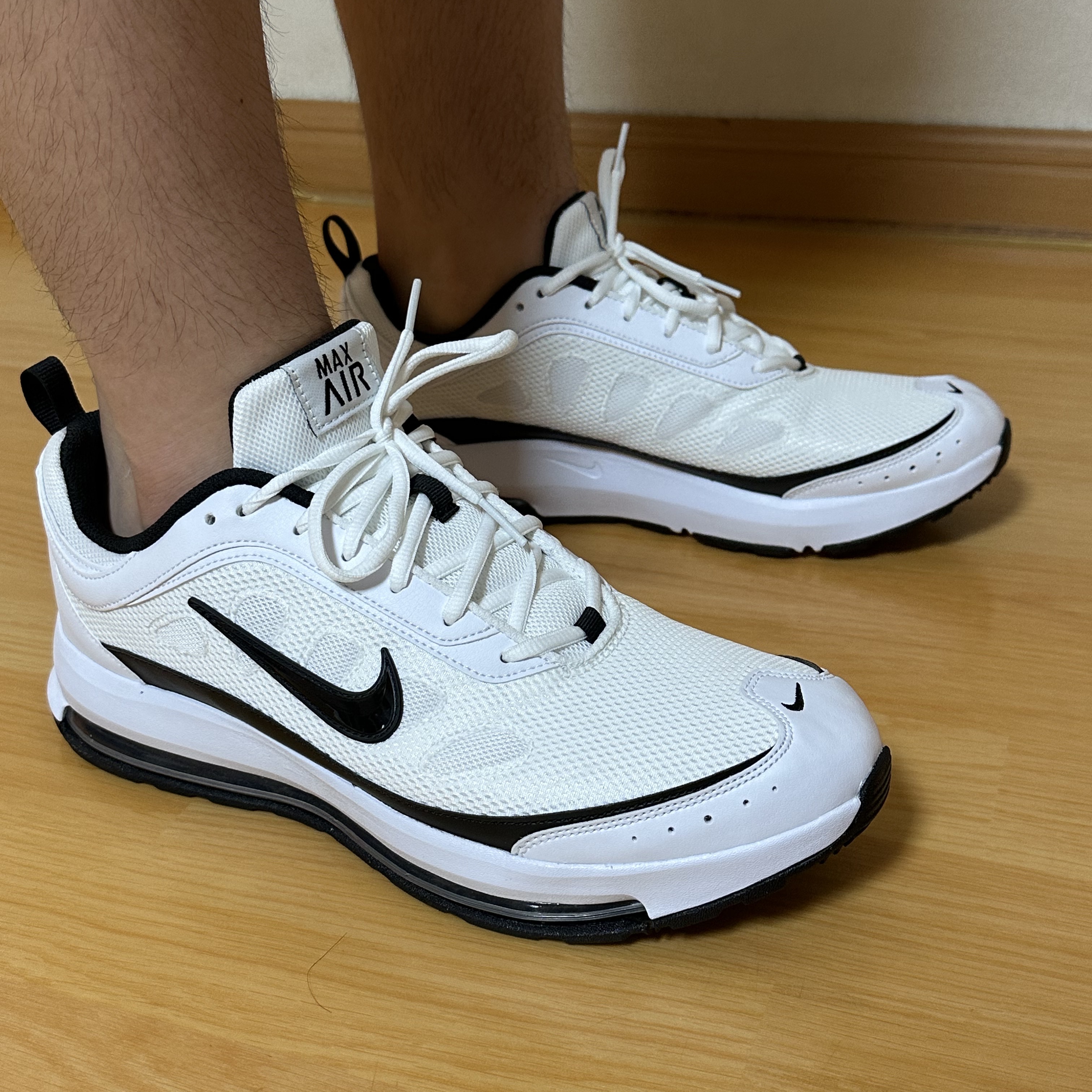 Nike Air Max AP White Bright Crimson 착용 스타일 - 1