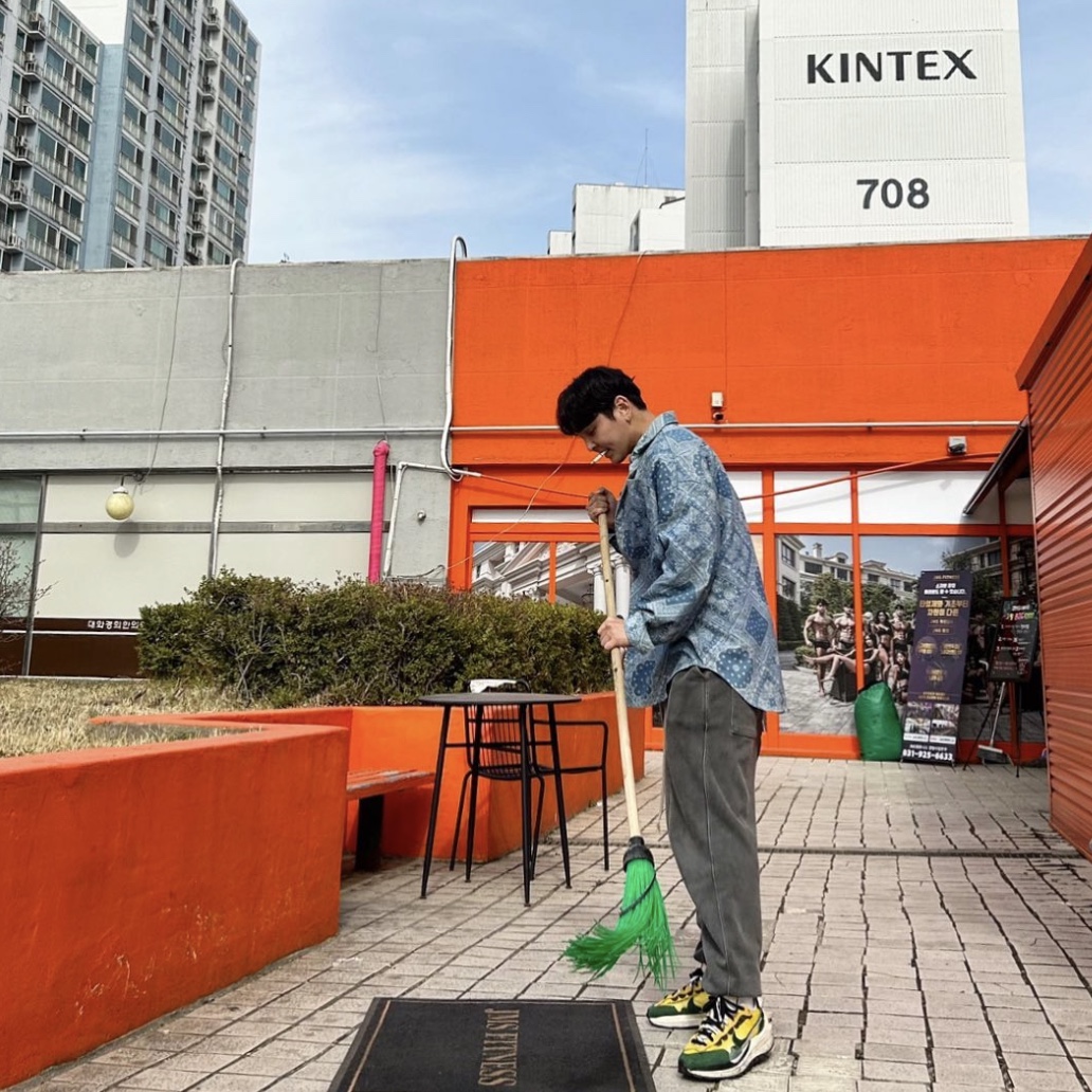 Nike x Sacai VaporWaffle Tour Yellow & Gorge Green Sail 착용 스타일