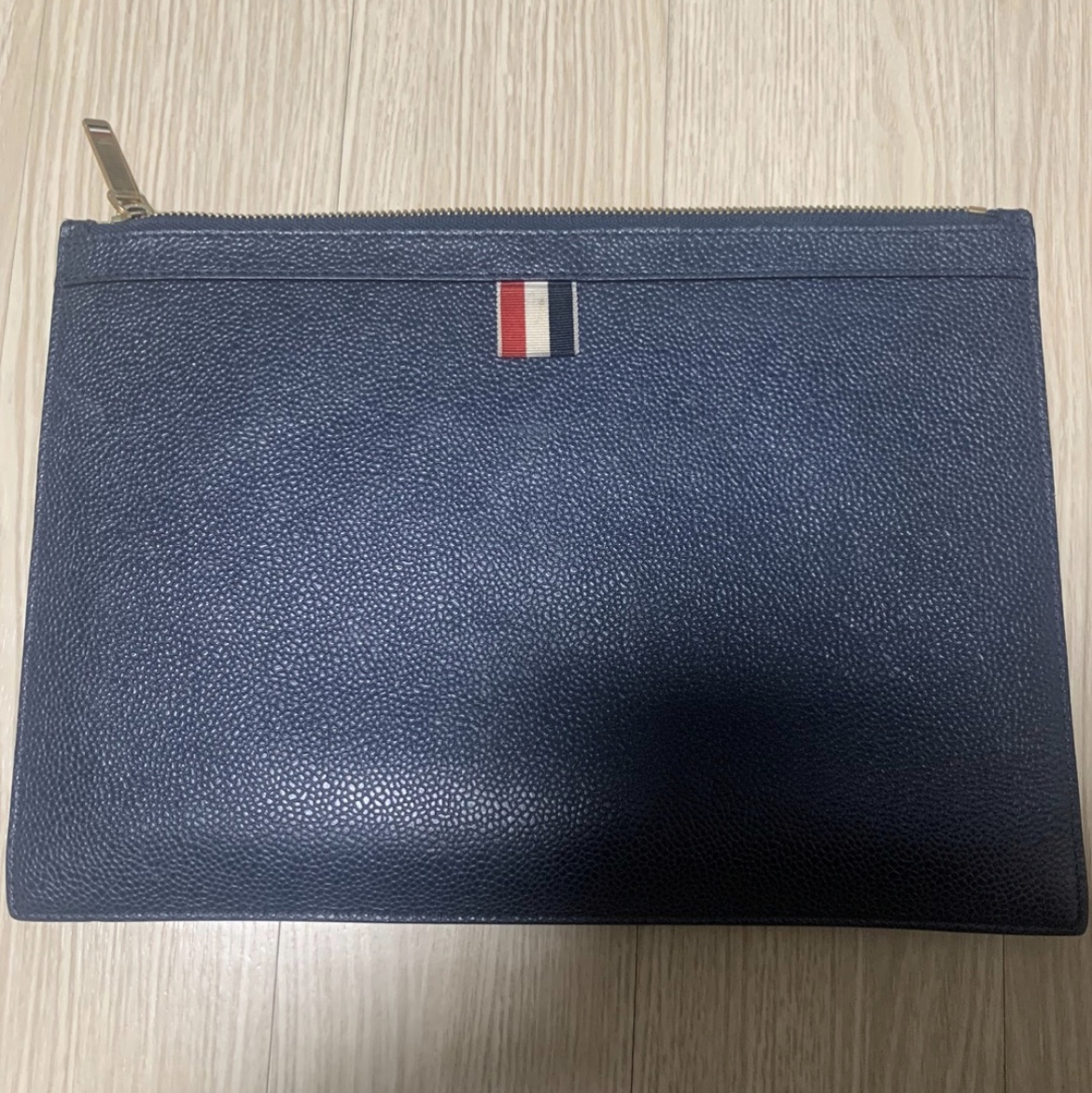Thom Browne 4-Bar Pebble Grain Leather Small Document Holder Navy 착용 스타일 - 2