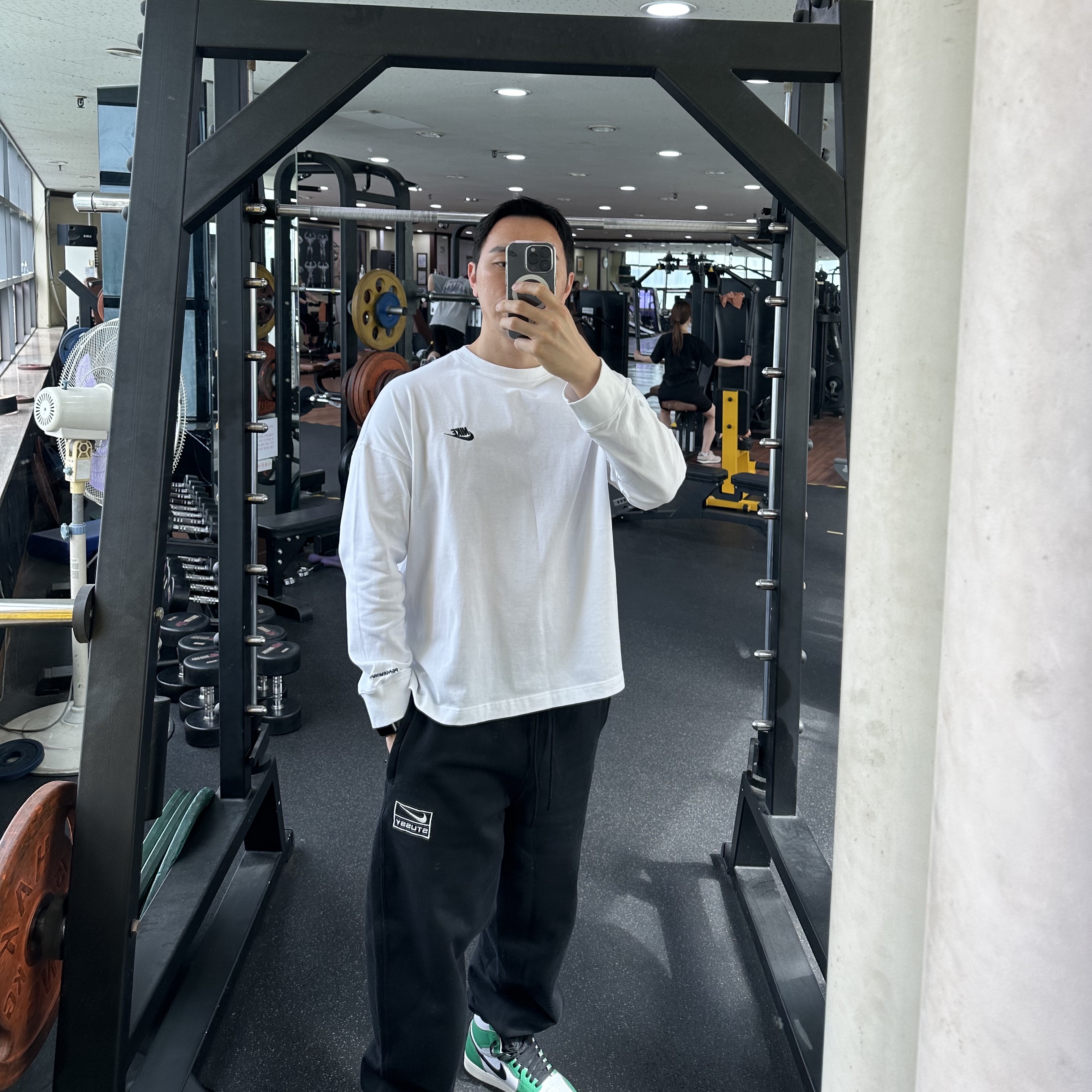 나이키 x 스투시 NRG 워시드 플리스 팬츠 블랙 (DO5296-010), 나이키 x 피스마이너스원 롱슬리브 티셔츠 화이트 (DR0098-100) 착용 스타일 - 2