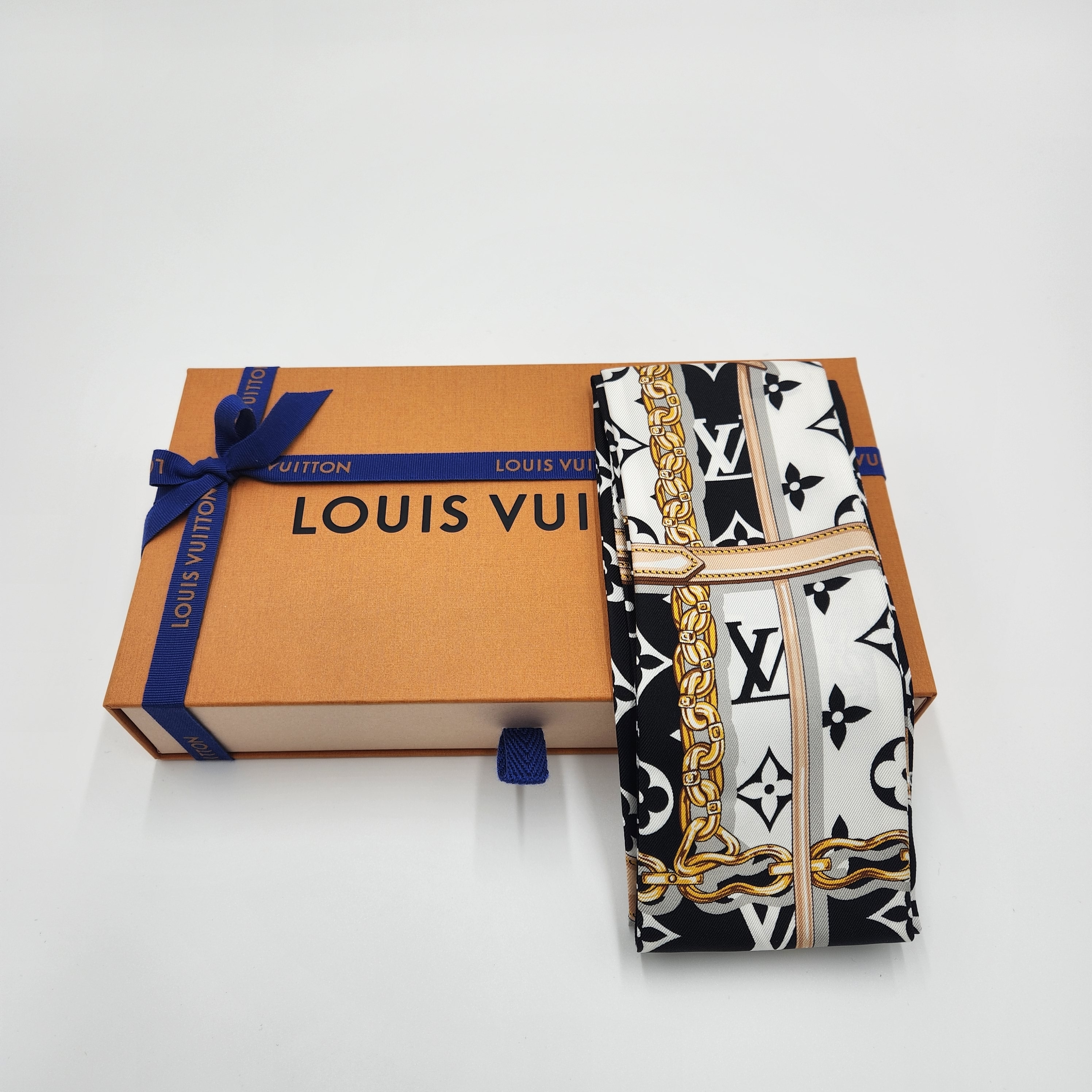 (W) Louis Vuitton Monogram Confidential Bandeau Black 착용 스타일 - 1