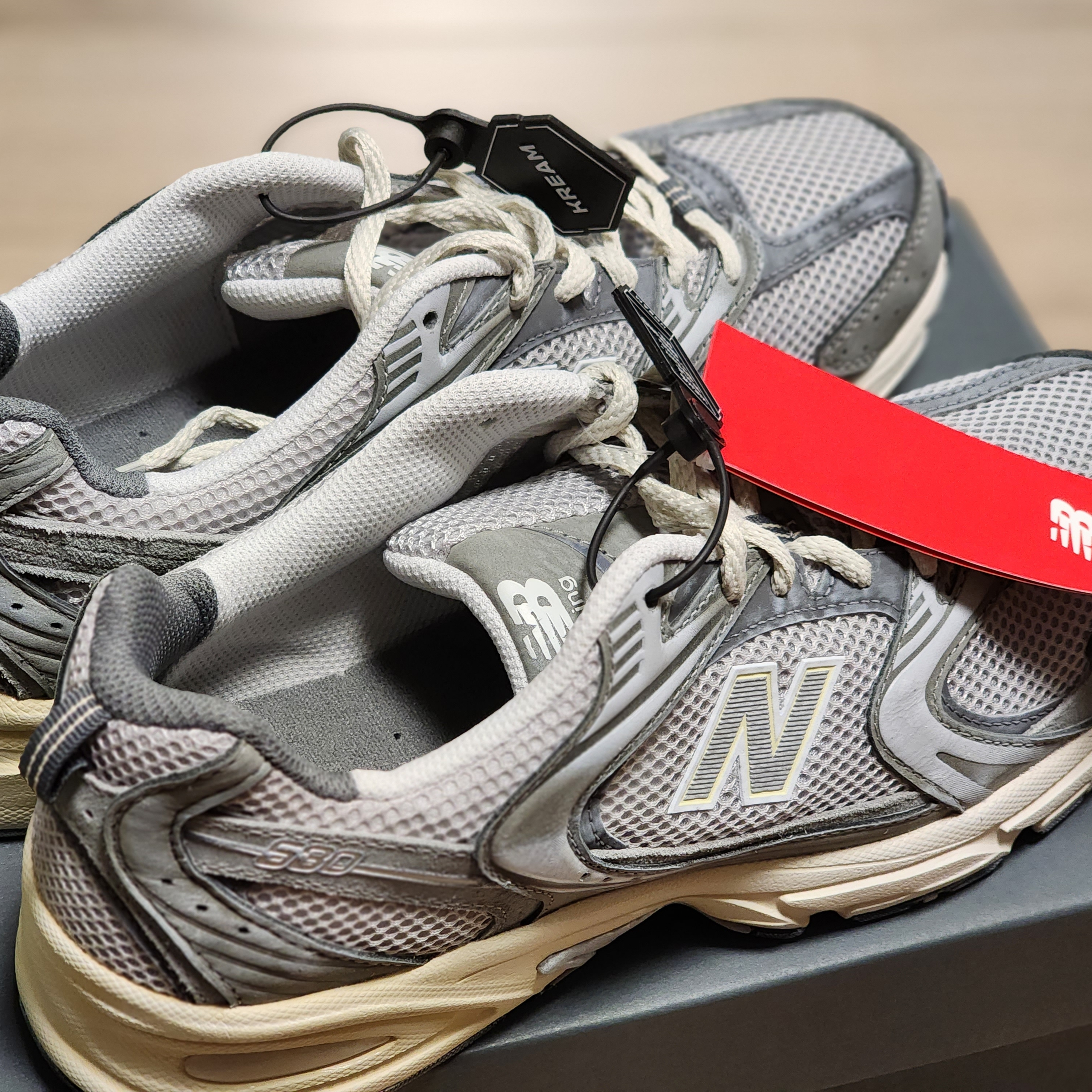 New Balance 530 Premium Vintage Grey Matter 착용 스타일 - 2