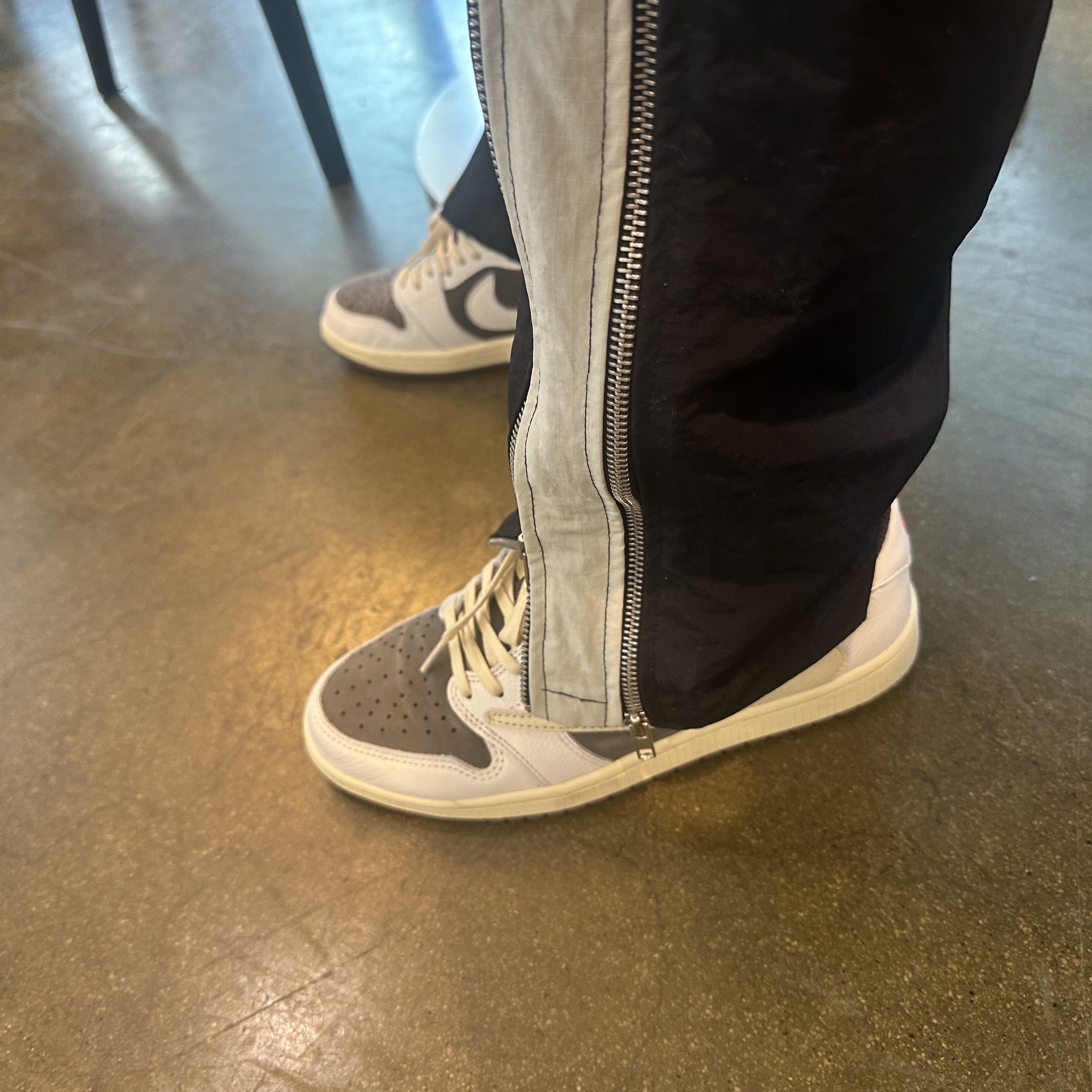 Jordan 1 x Travis Scott Retro Low OG SP Sail and Ridgerock 착용 스타일